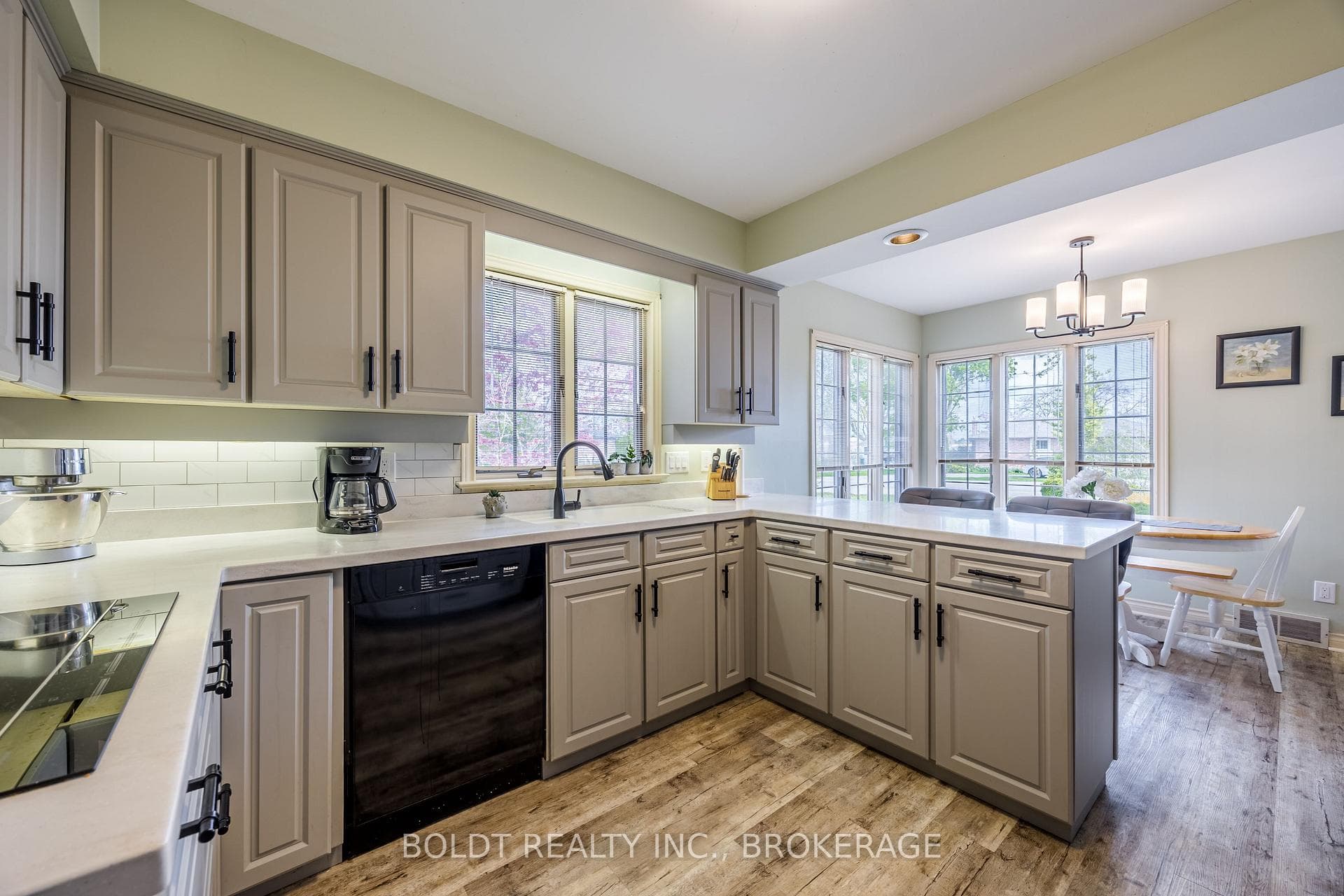 468 Lakeshore Road photo 15