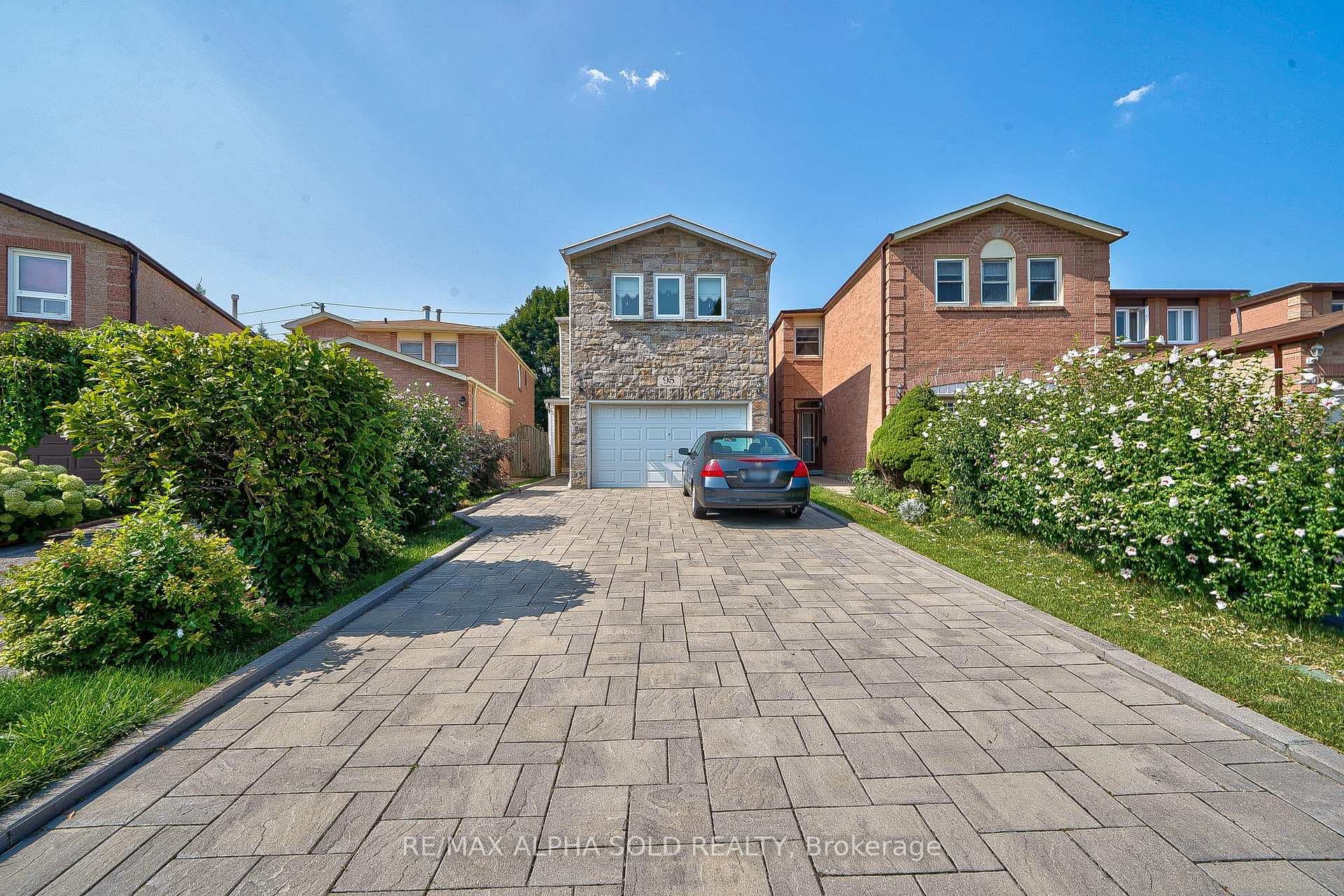95 Roxanne Crescent photo 2