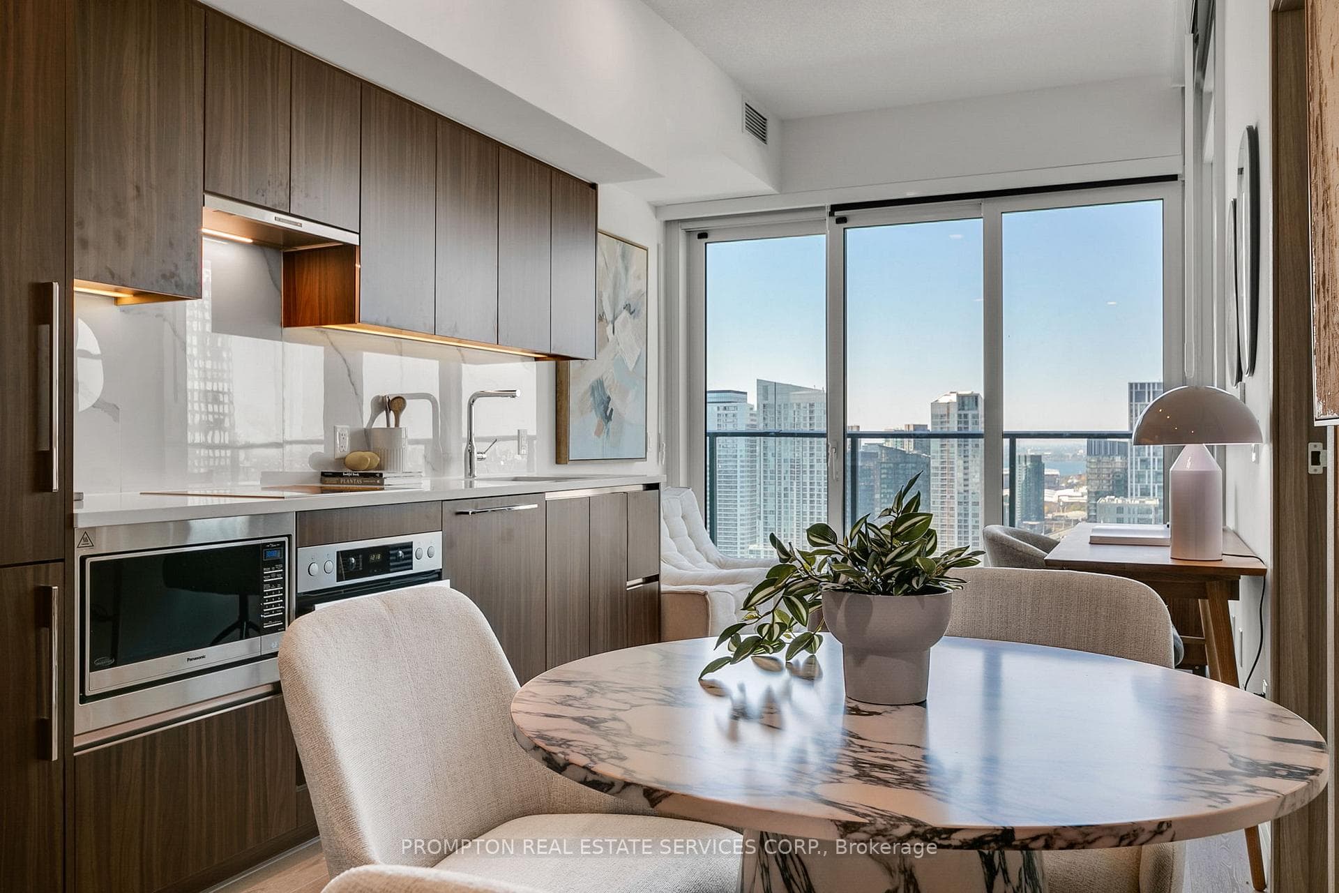 Dining & Kitchen