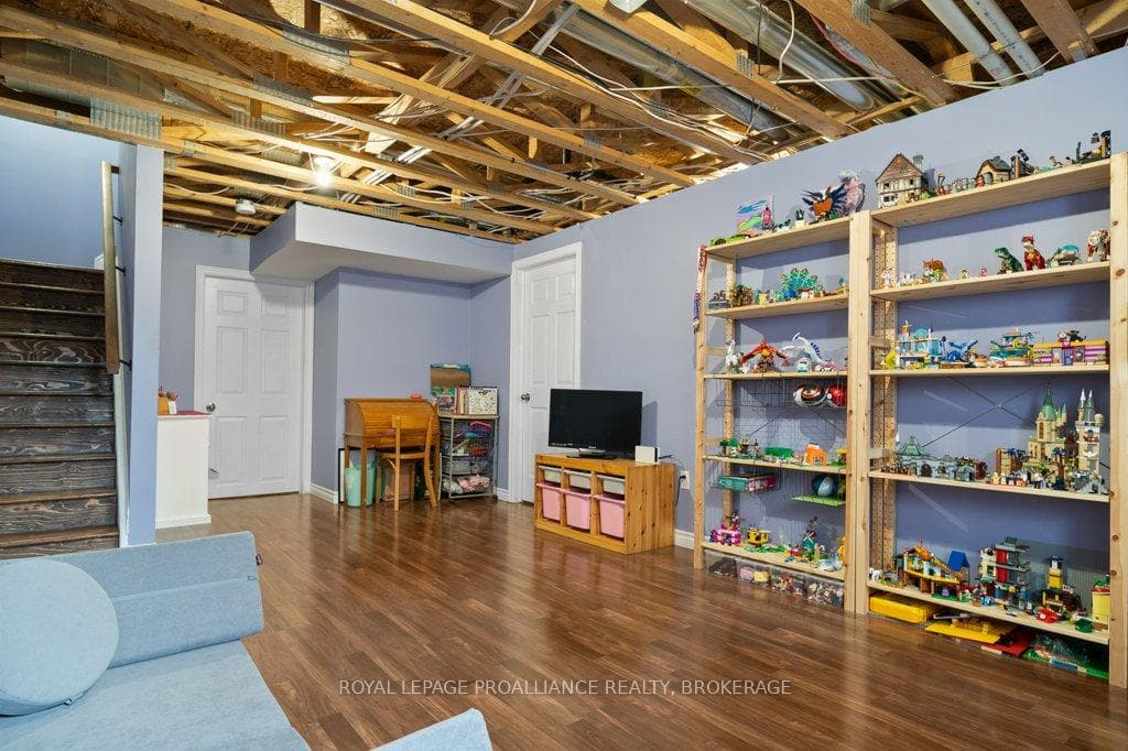 1560 Davenport Crescent photo 34