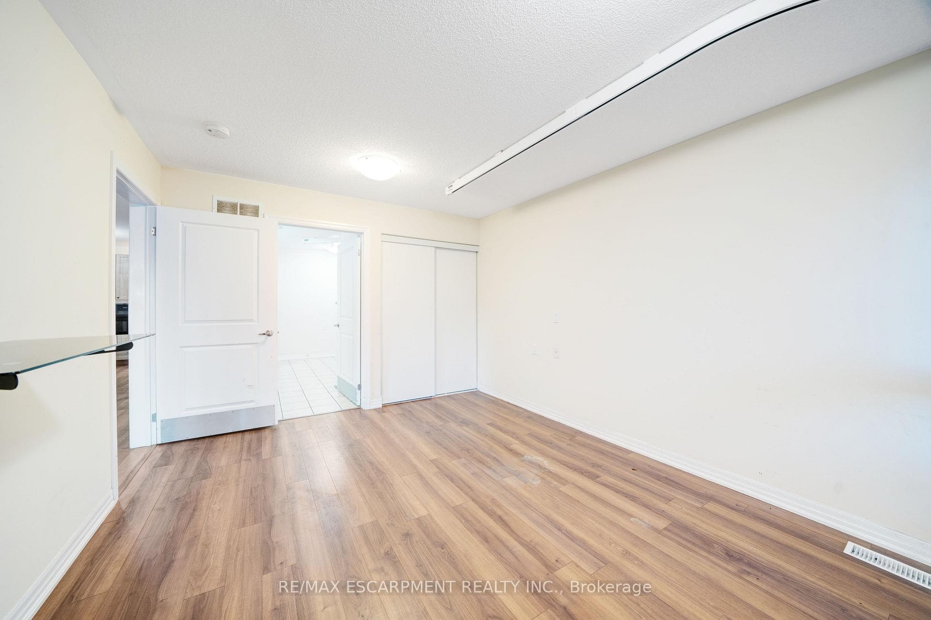 1701 Silverstone Crescent photo 22