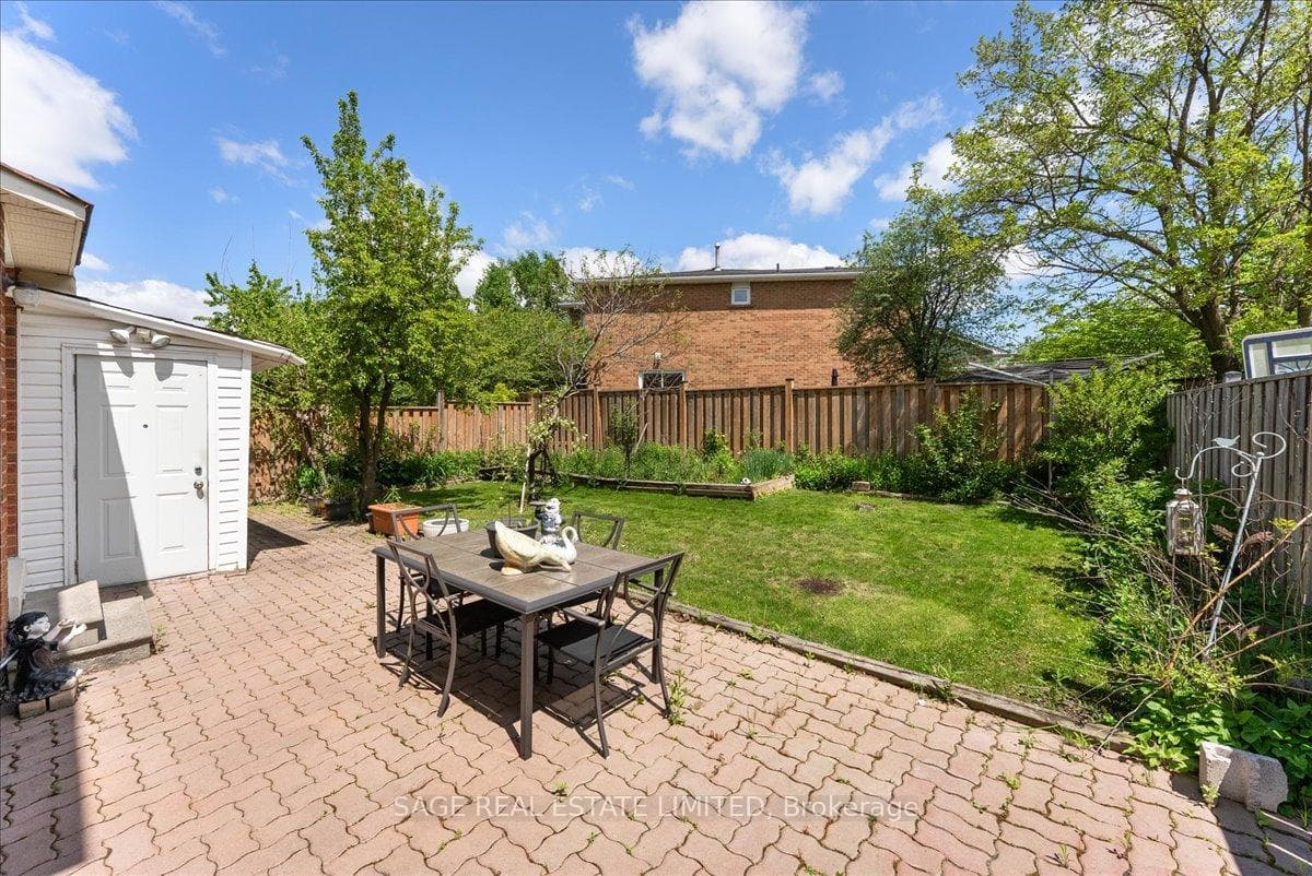 116 Butterfield Crescent photo 41