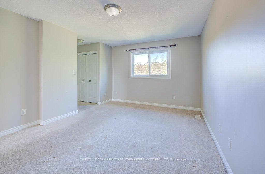 404 Tealby Crescent photo 24