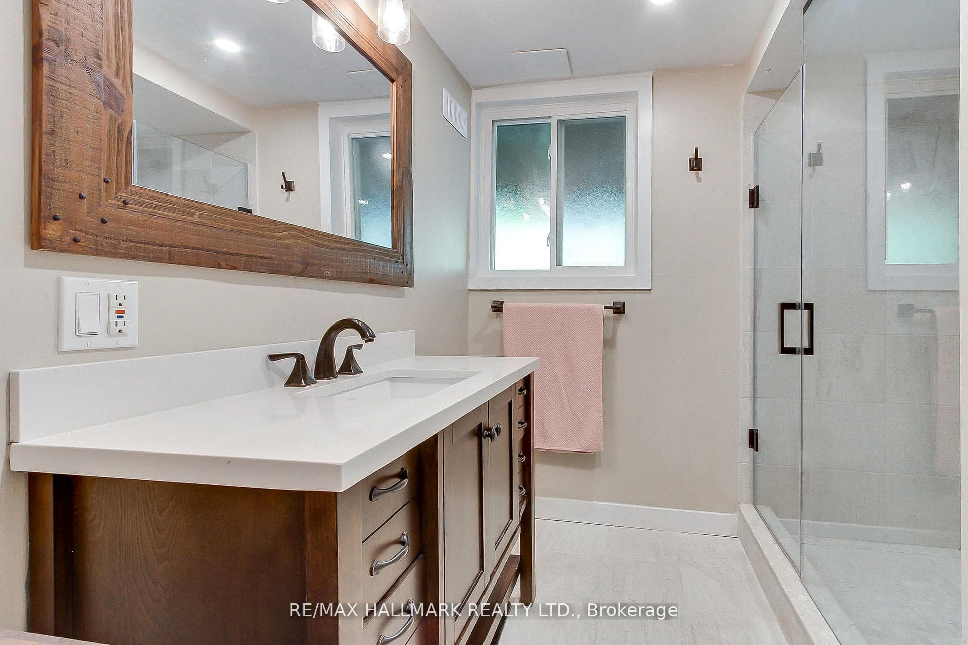 865 Arnold Crescent photo 43