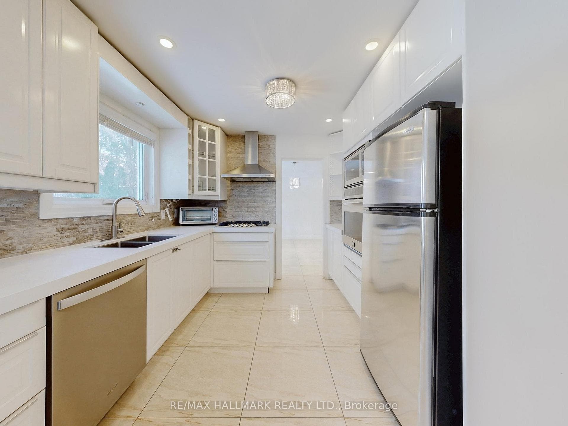 235 Old Yonge Street photo 11