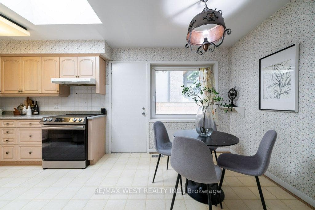 8 Farningham Crescent photo 7