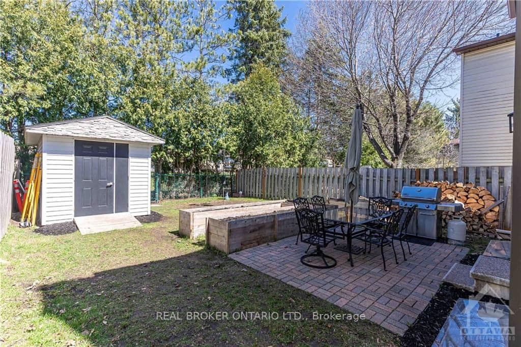 35 FOXLEIGH Crescent photo 24