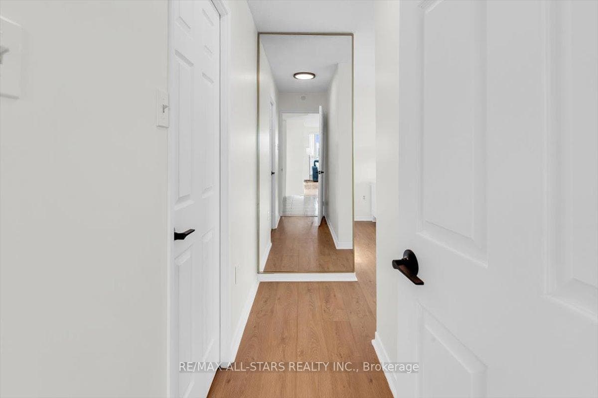 2155 Burnhamthorpe Road Unit 1809 photo 24