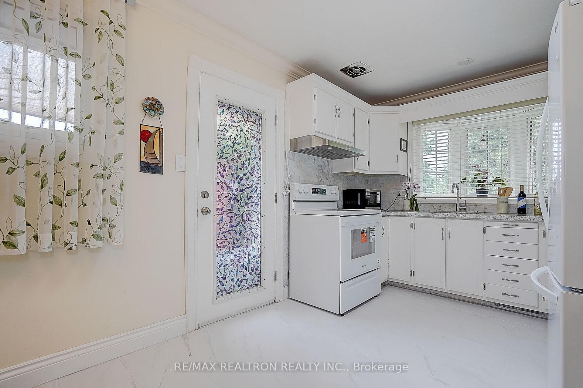 583 Pinewood Street photo 17