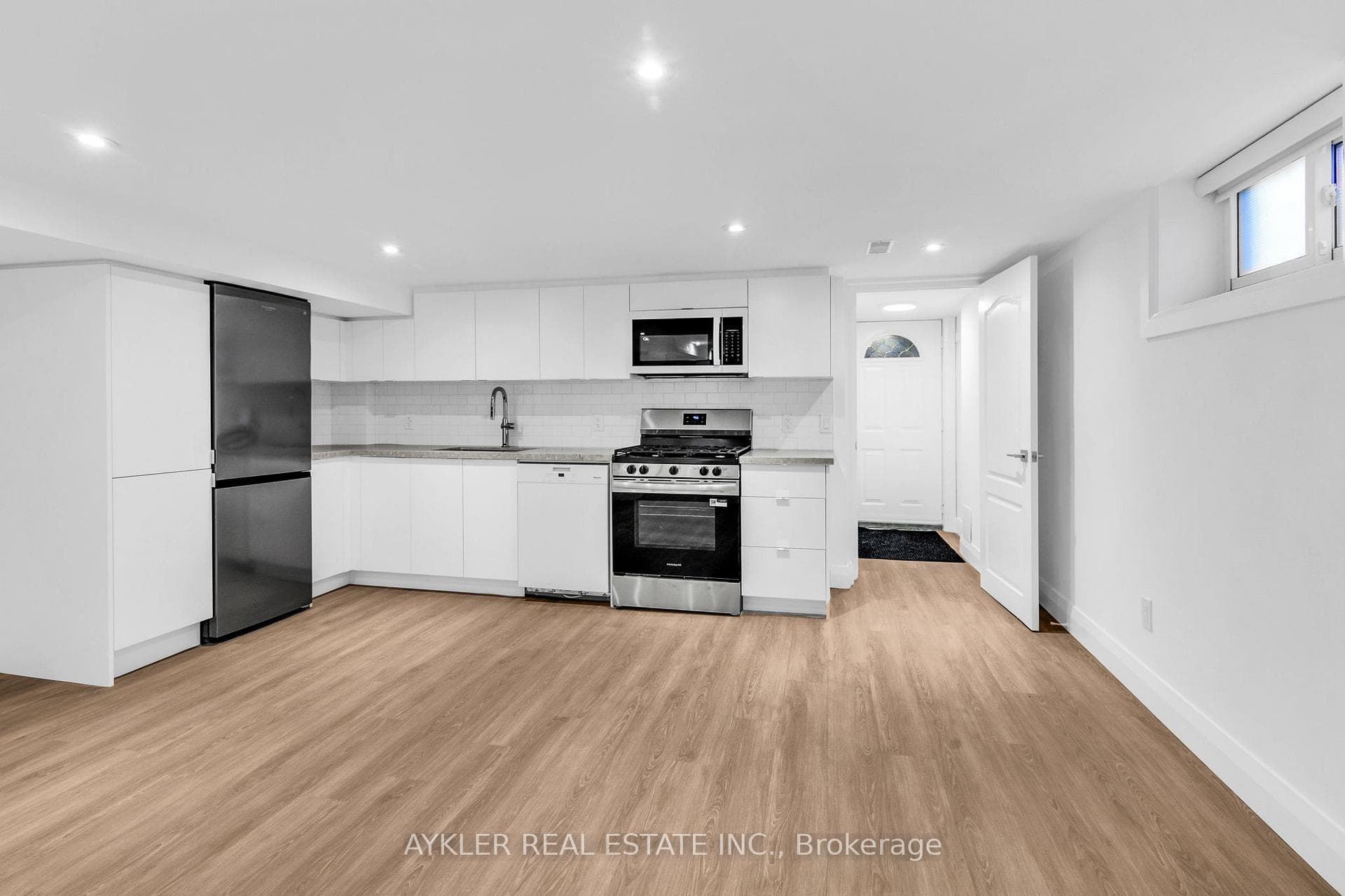 88 Bristol Avenue Unit Unit B photo 2