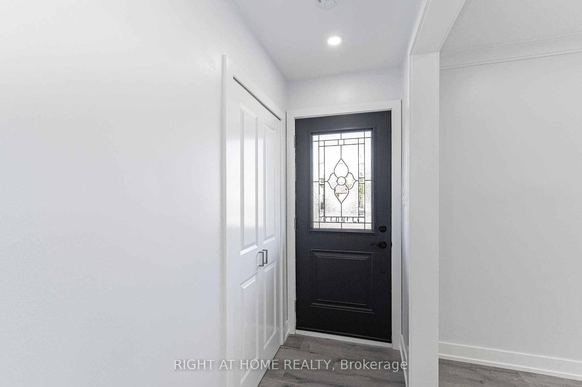 996 Barton Street photo 7