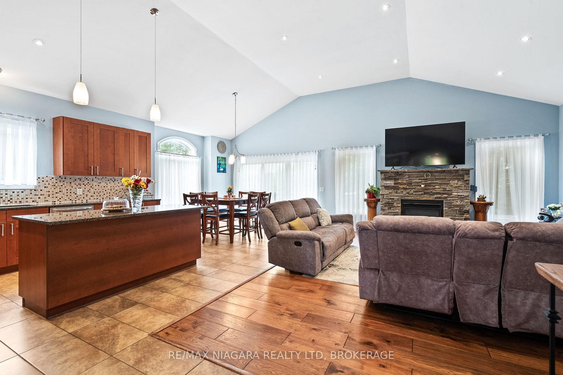 255 Lakeshore Road photo 6