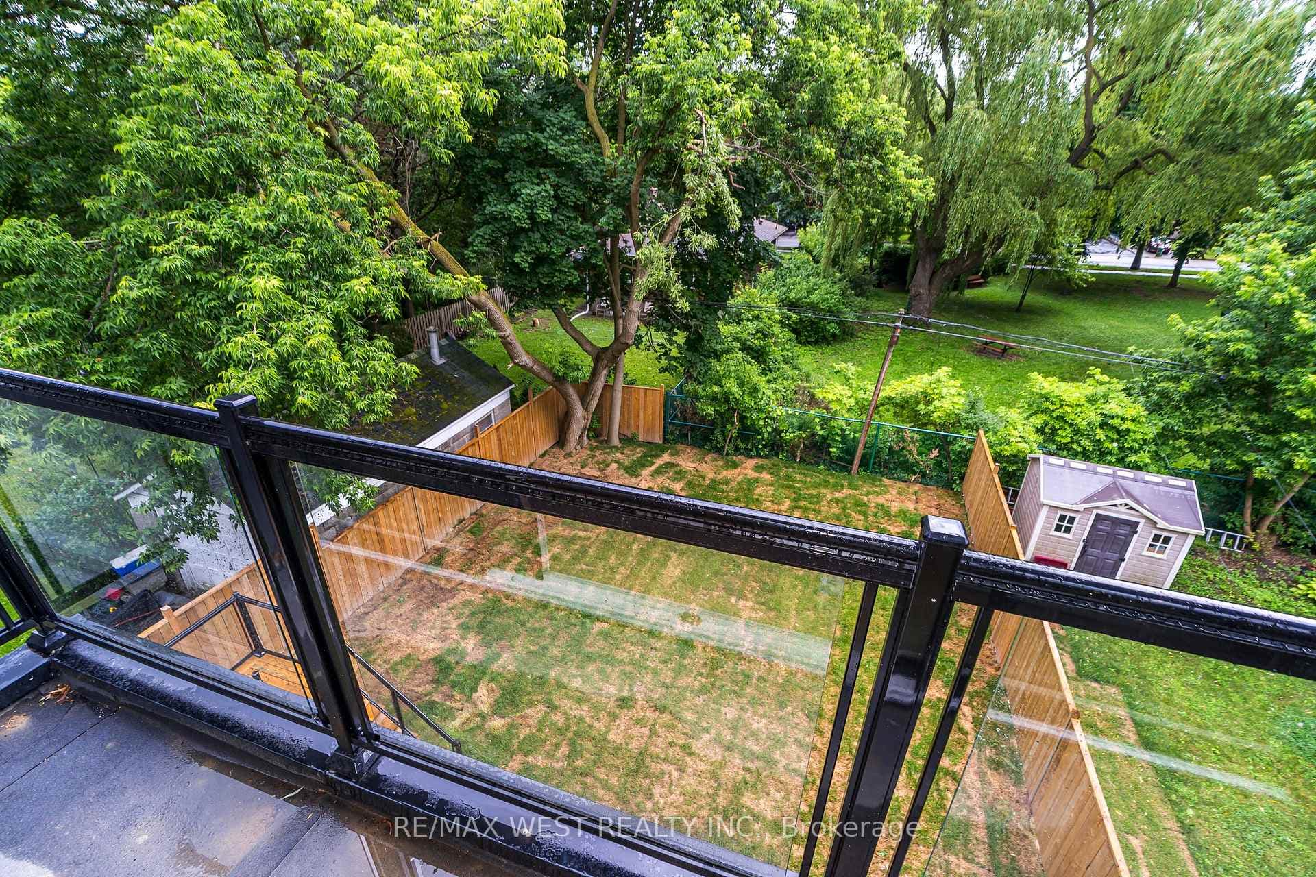 109 Hounslow Avenue photo 27