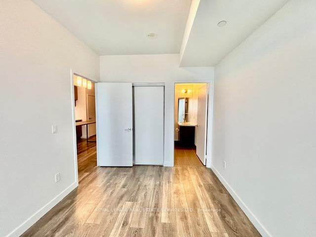 8 Eglinton Avenue Unit 4112 photo 18