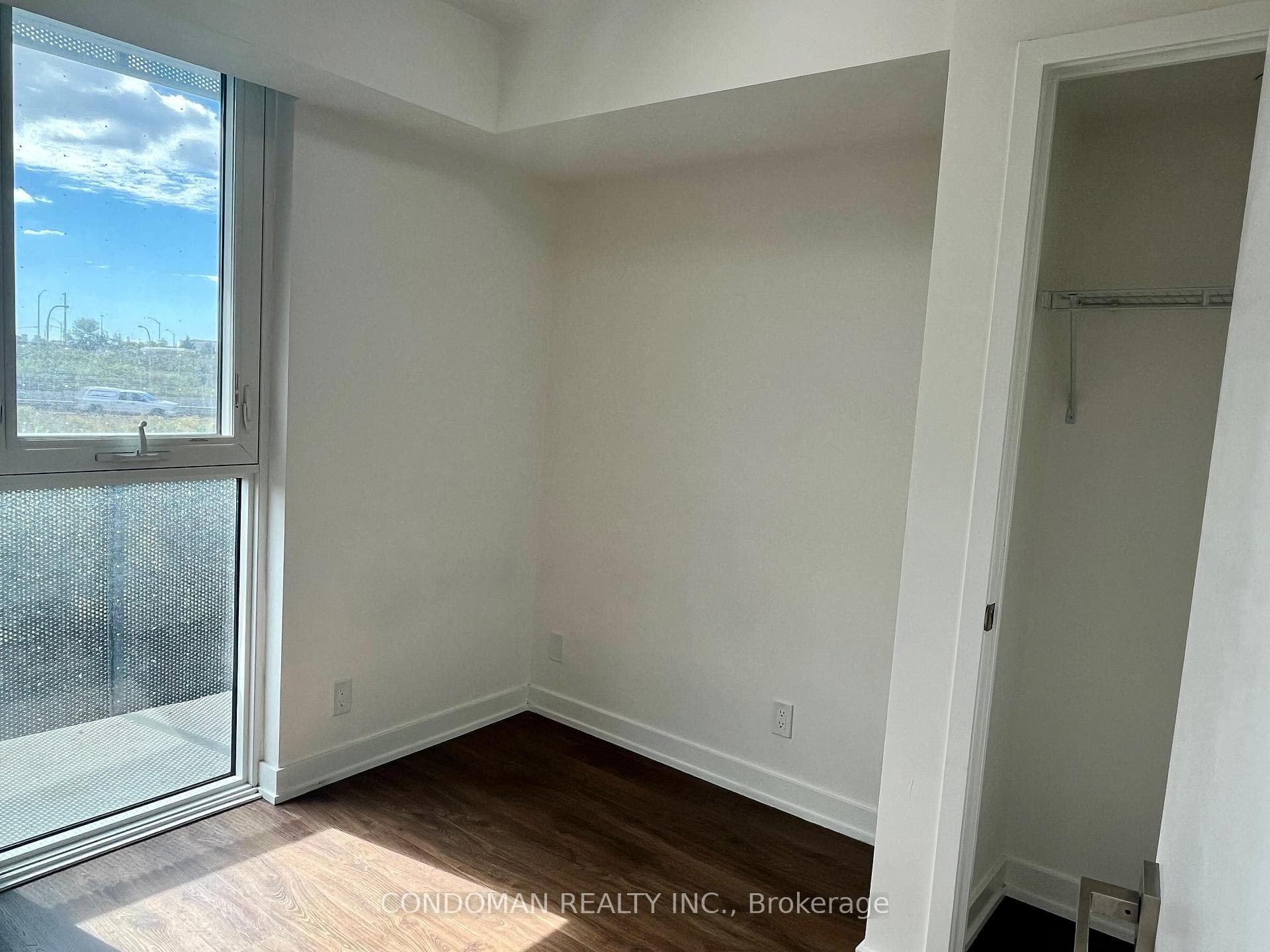 2nd Bedroom (can fit a desk)