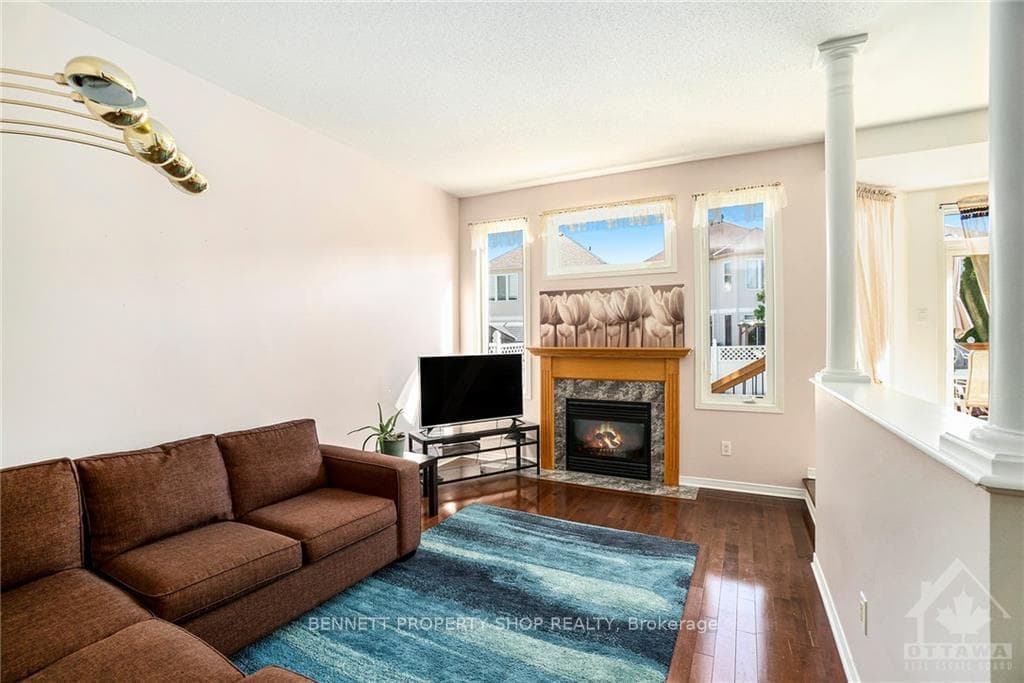 363 KINGHORN Crescent photo 8
