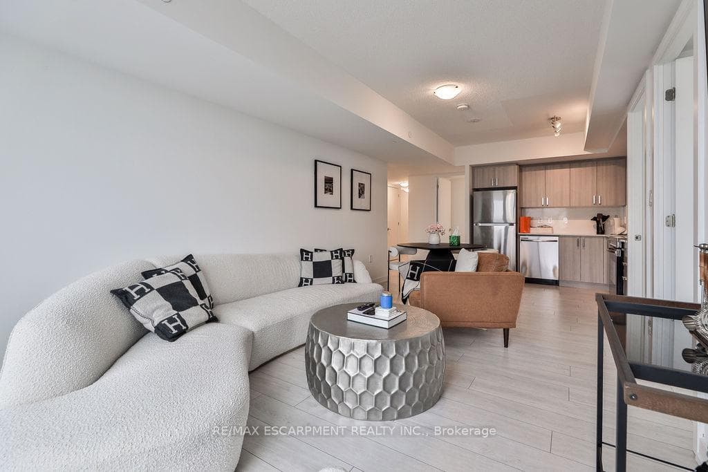 556 Marlee Avenue Unit 606 photo 21