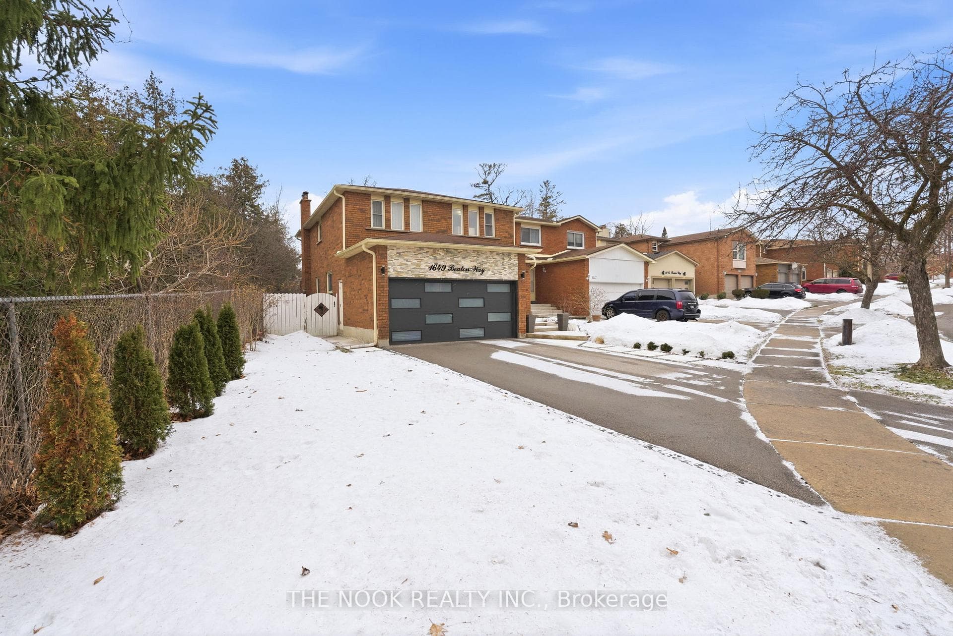 1649 Beaton Way photo 3