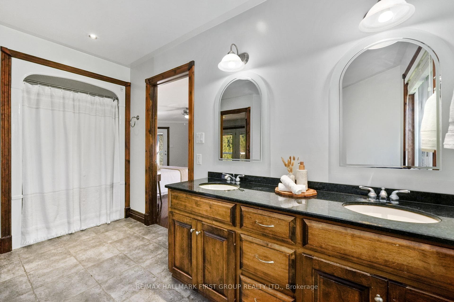 282 Lakeshore Road photo 31