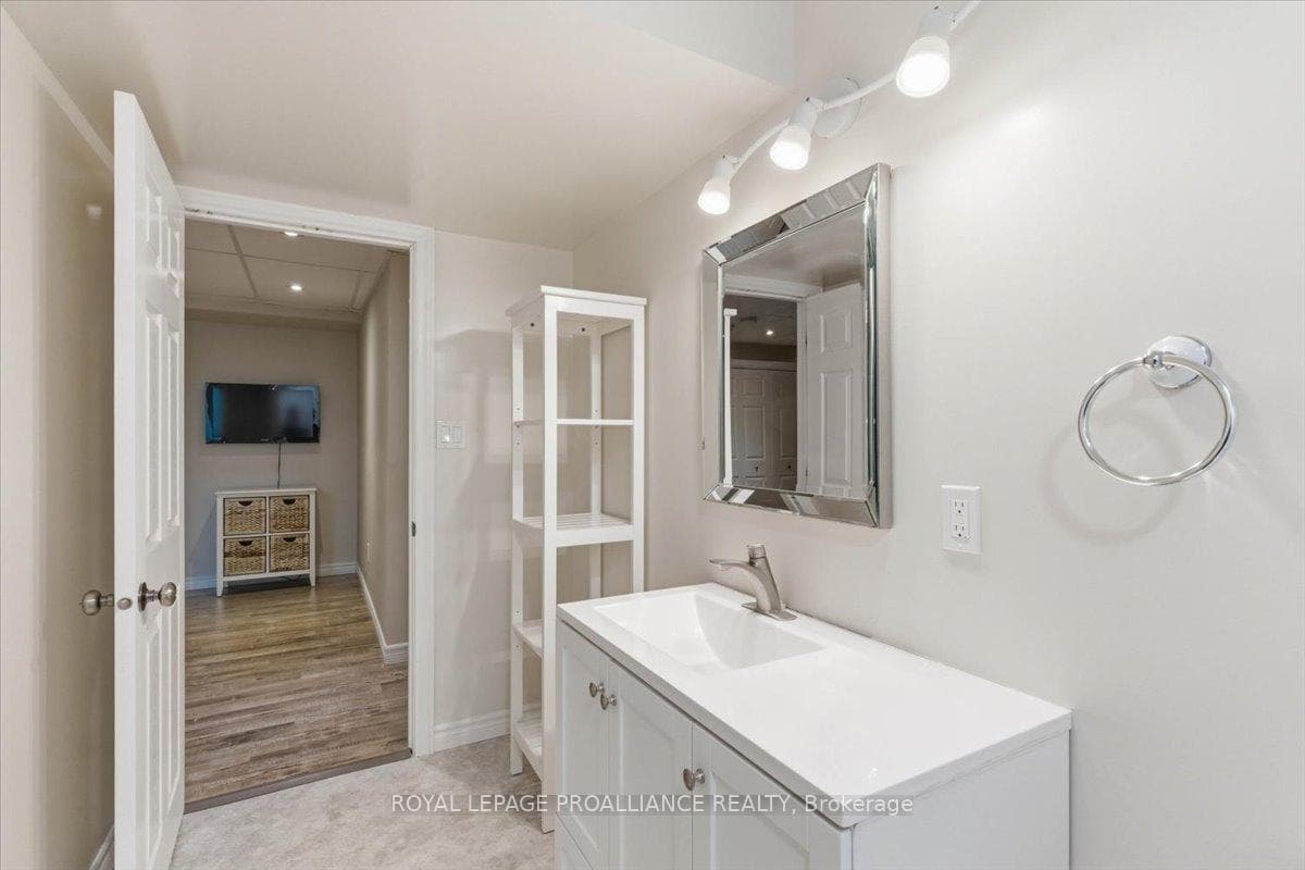 1342 Eagle Crescent photo 36