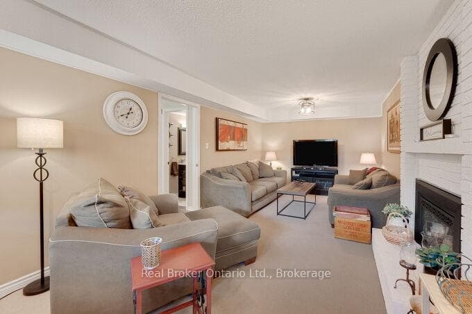 4162 Sutherland Crescent photo 24
