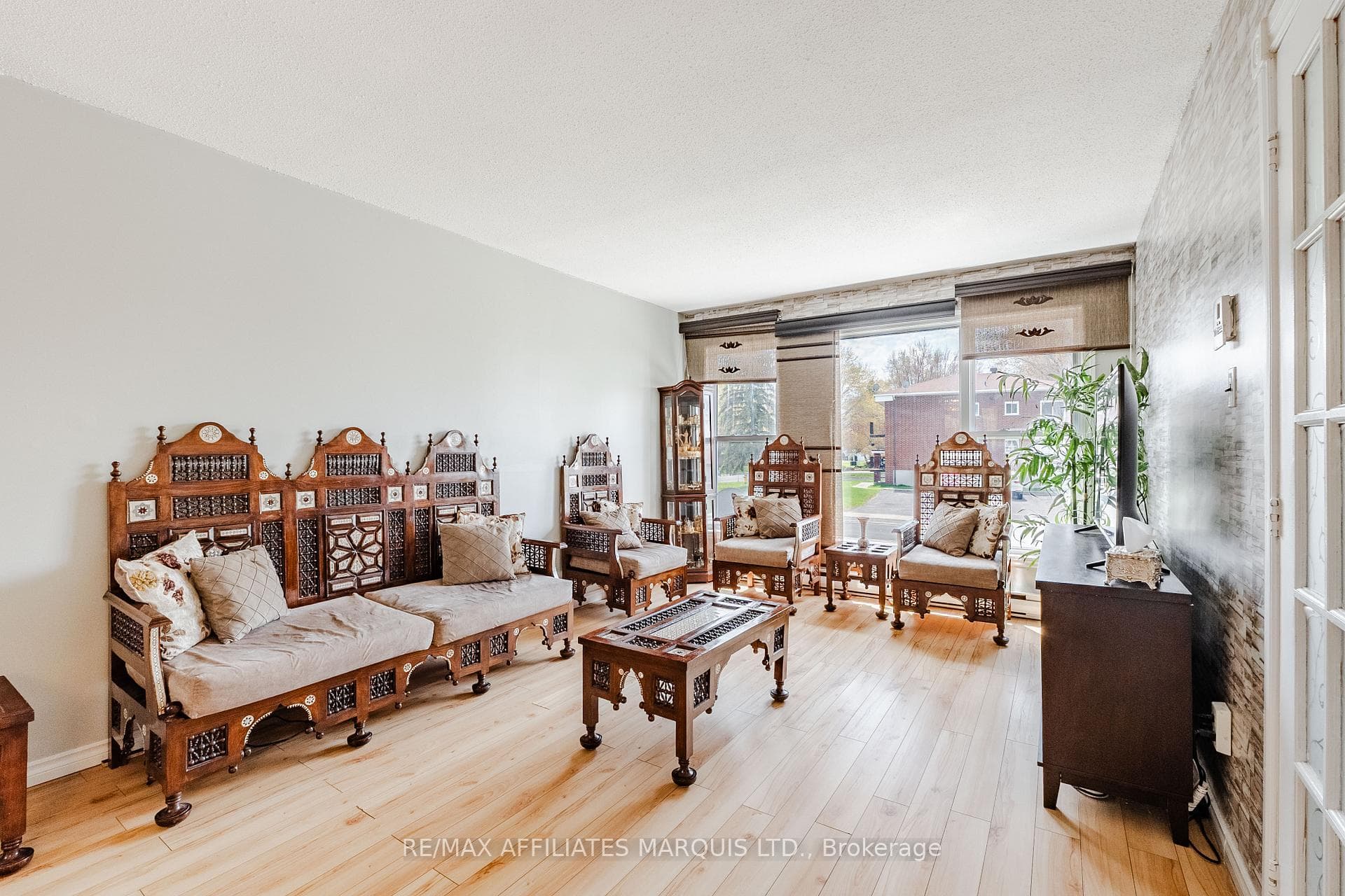 812 Glengarry Boulevard photo 8
