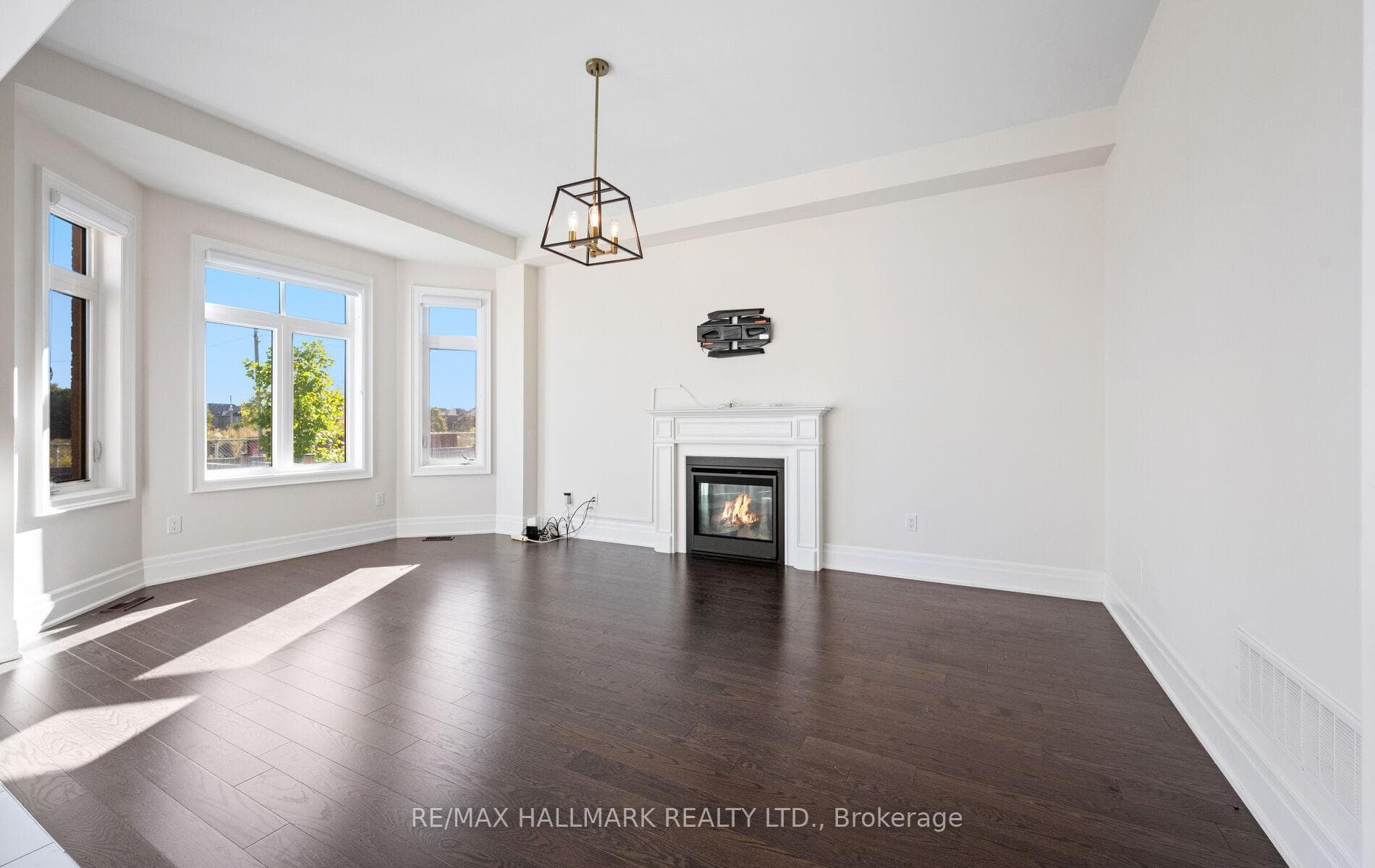 123 Bond Crescent photo 4