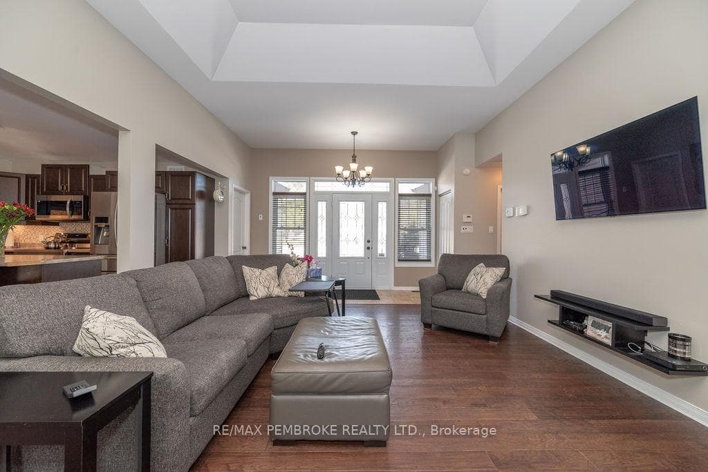 612 Hummingbird Lane photo 3