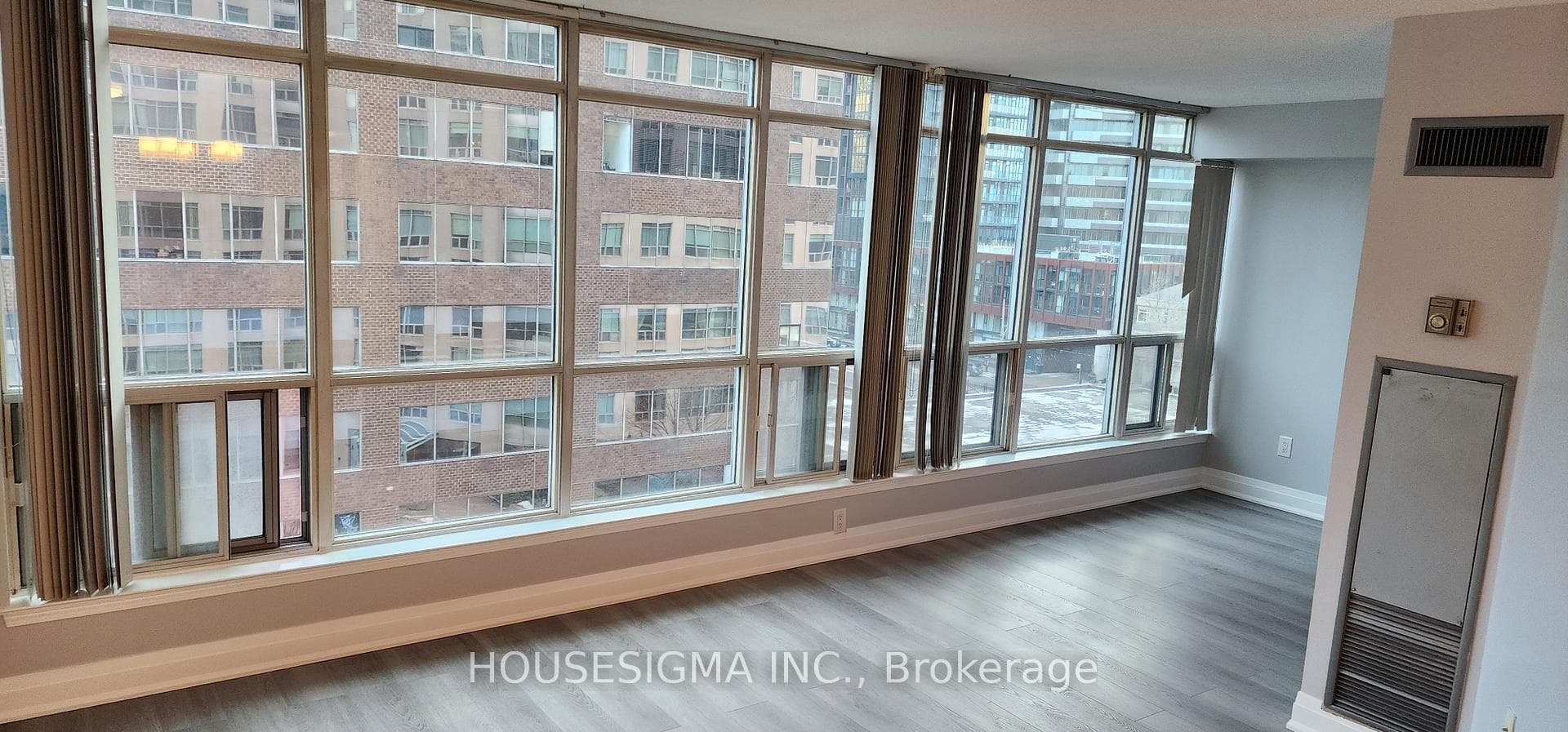 942 Yonge Street Unit 703 photo 4