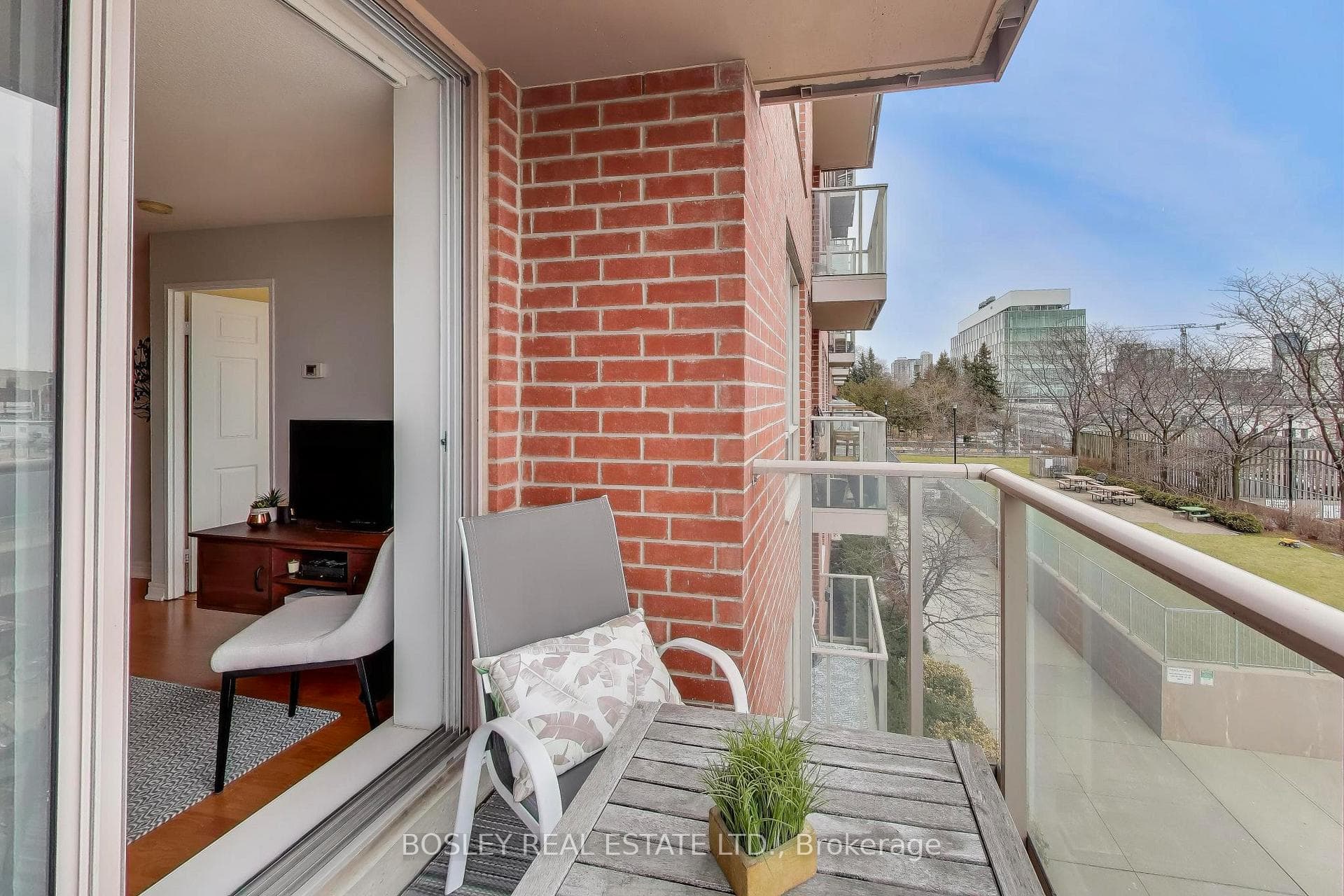 1369 Bloor Street Unit 303 photo 5