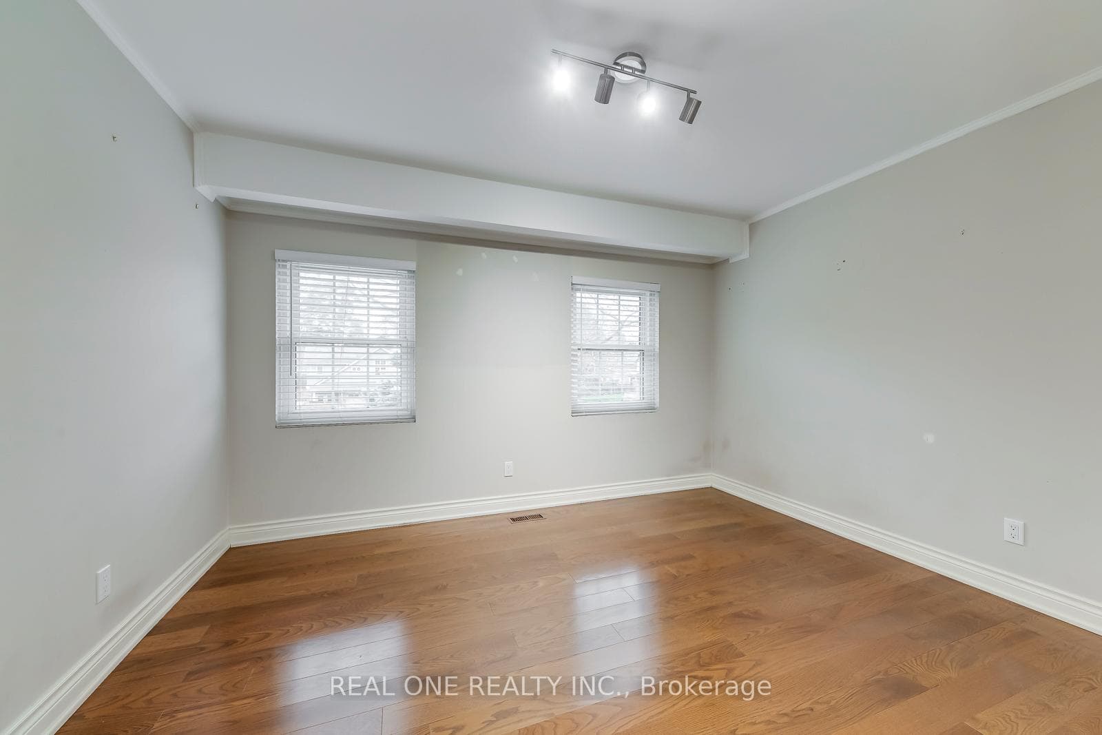120 Blyth Crescent photo 26