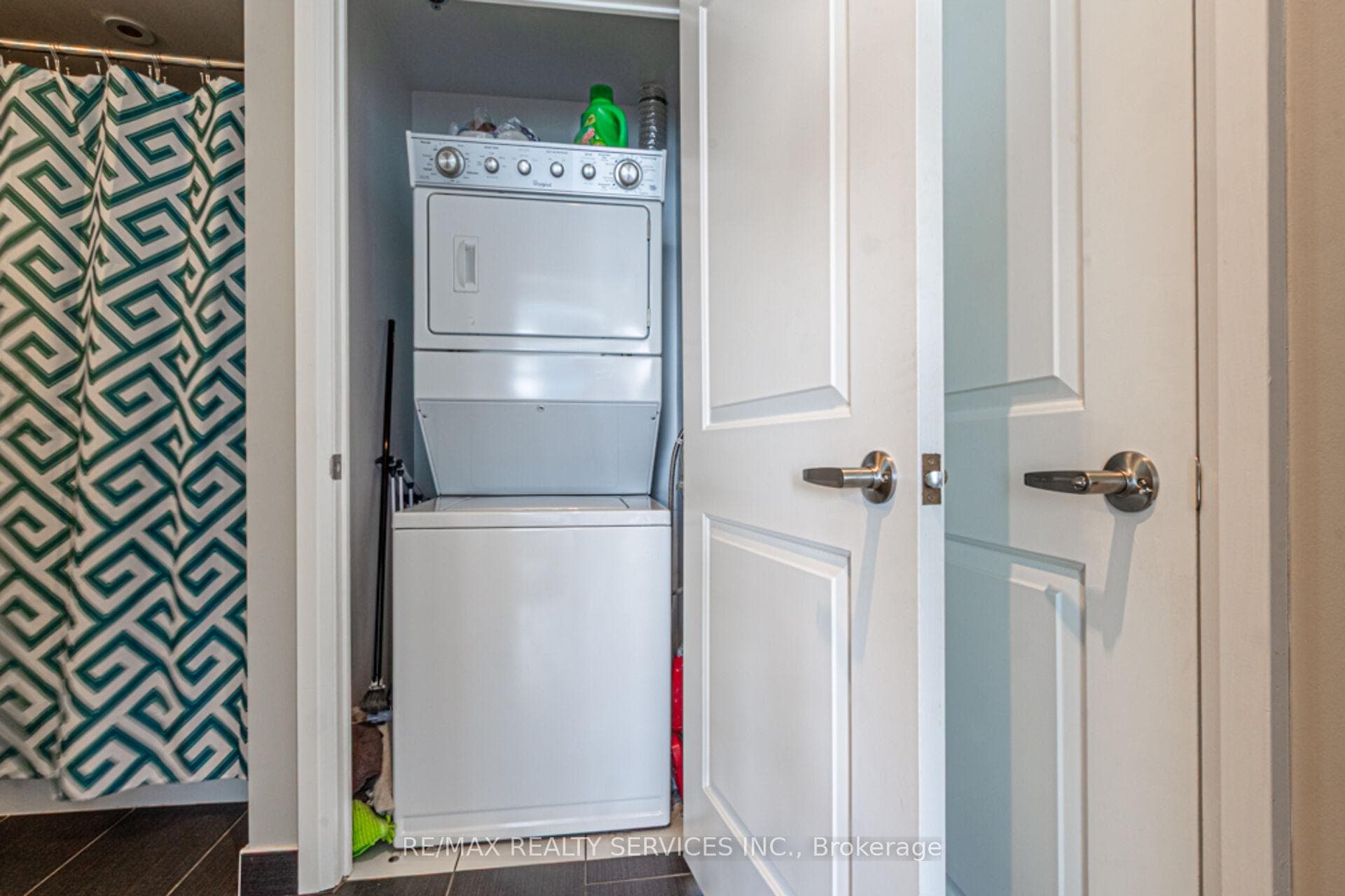 65 Speers Road Unit 1507 photo 4