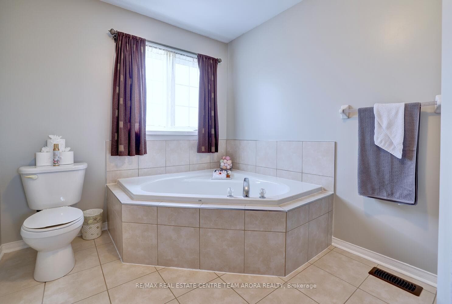 644 Lott Crescent photo 23