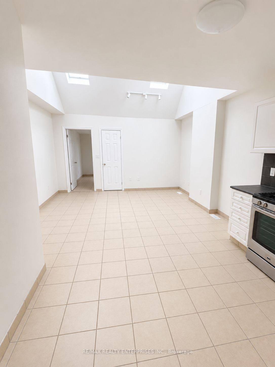 1136 Dufferin Street Unit 2 photo 2