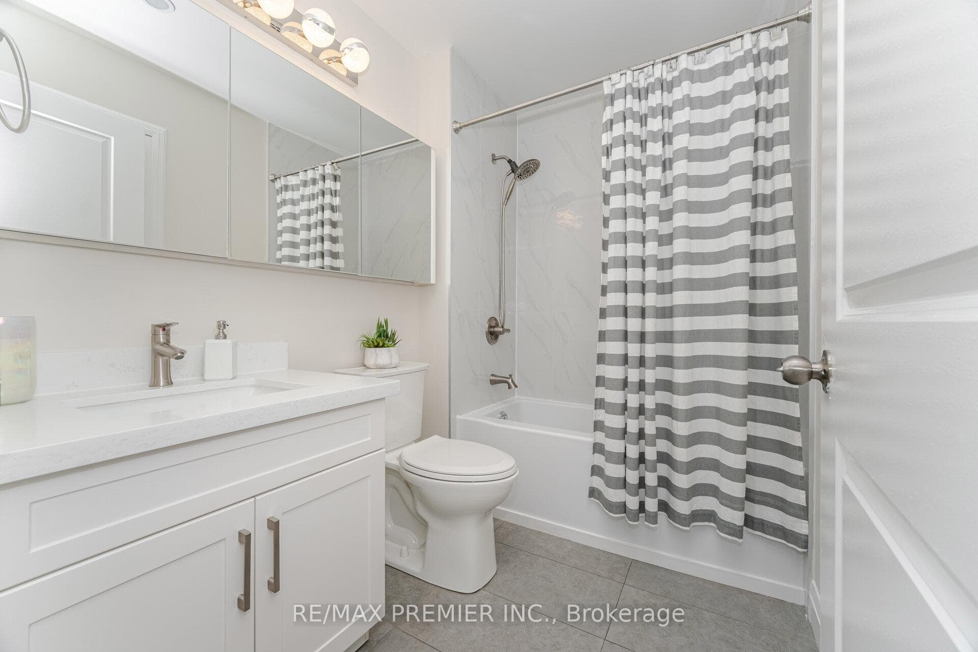 1005 King Street Unit 717 photo 17