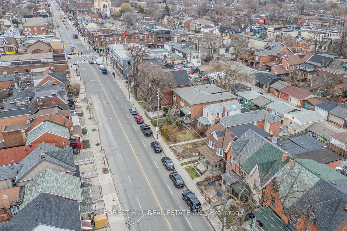 3 mins walk to Bloor St W