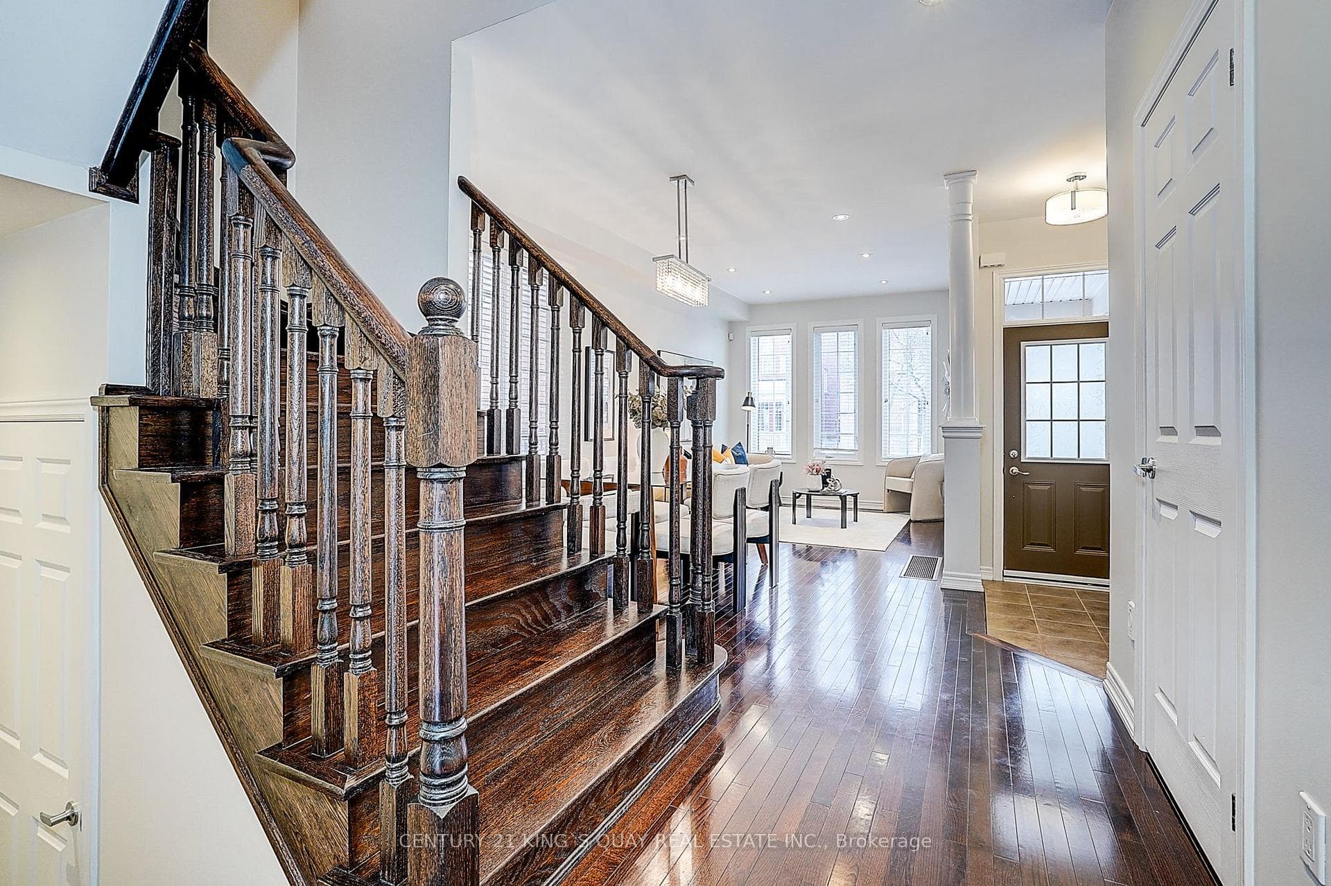9 Ft ceiling, wood flooring through out