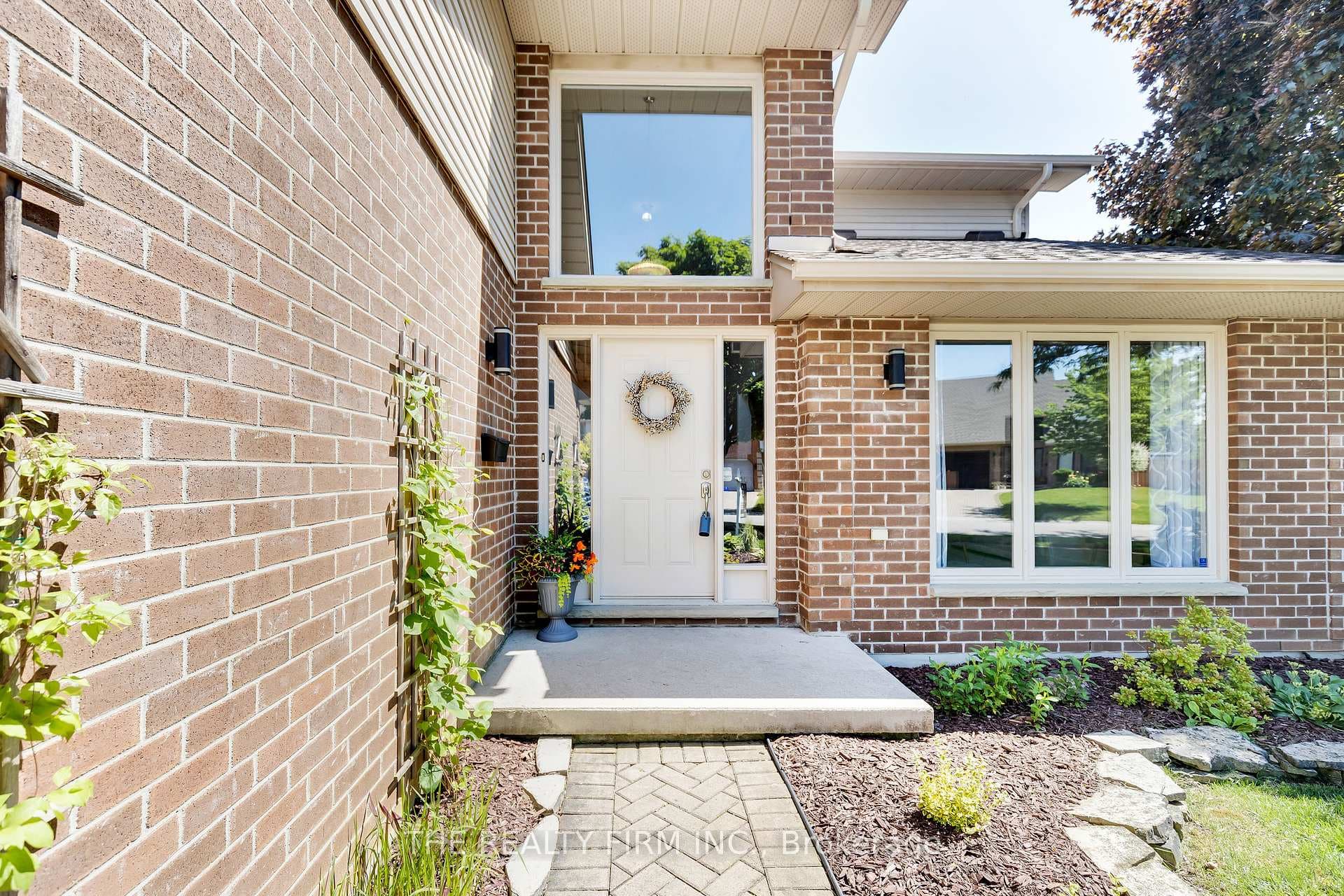 504 Sunnyside Crescent photo 2