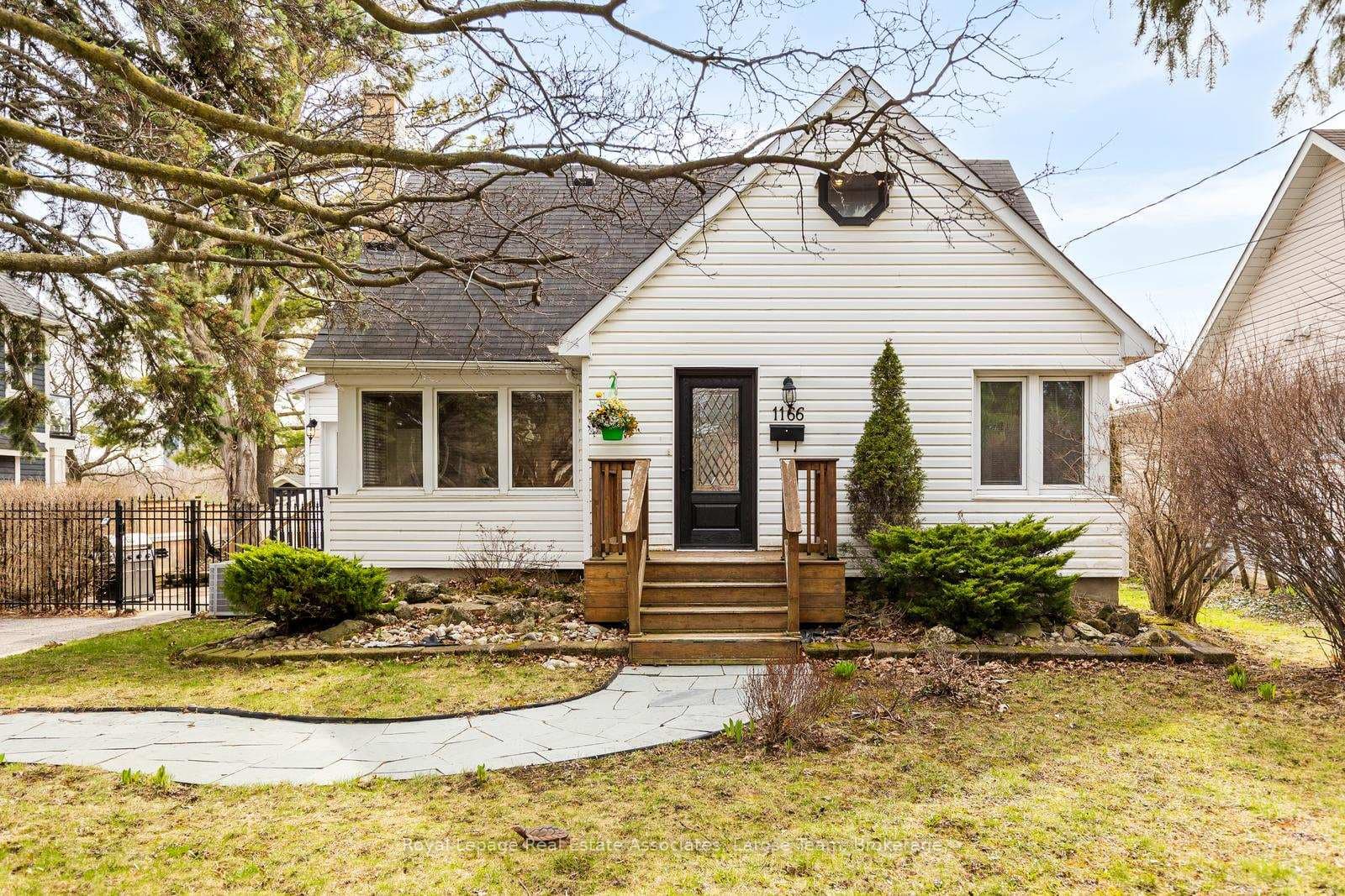 1166 Mineola Gardens photo 1