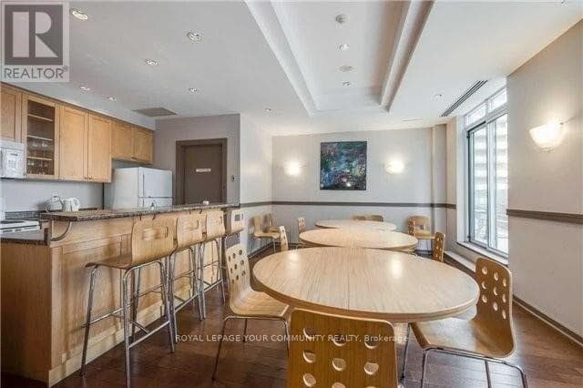 212 Eglinton Avenue Unit 1007 photo 6