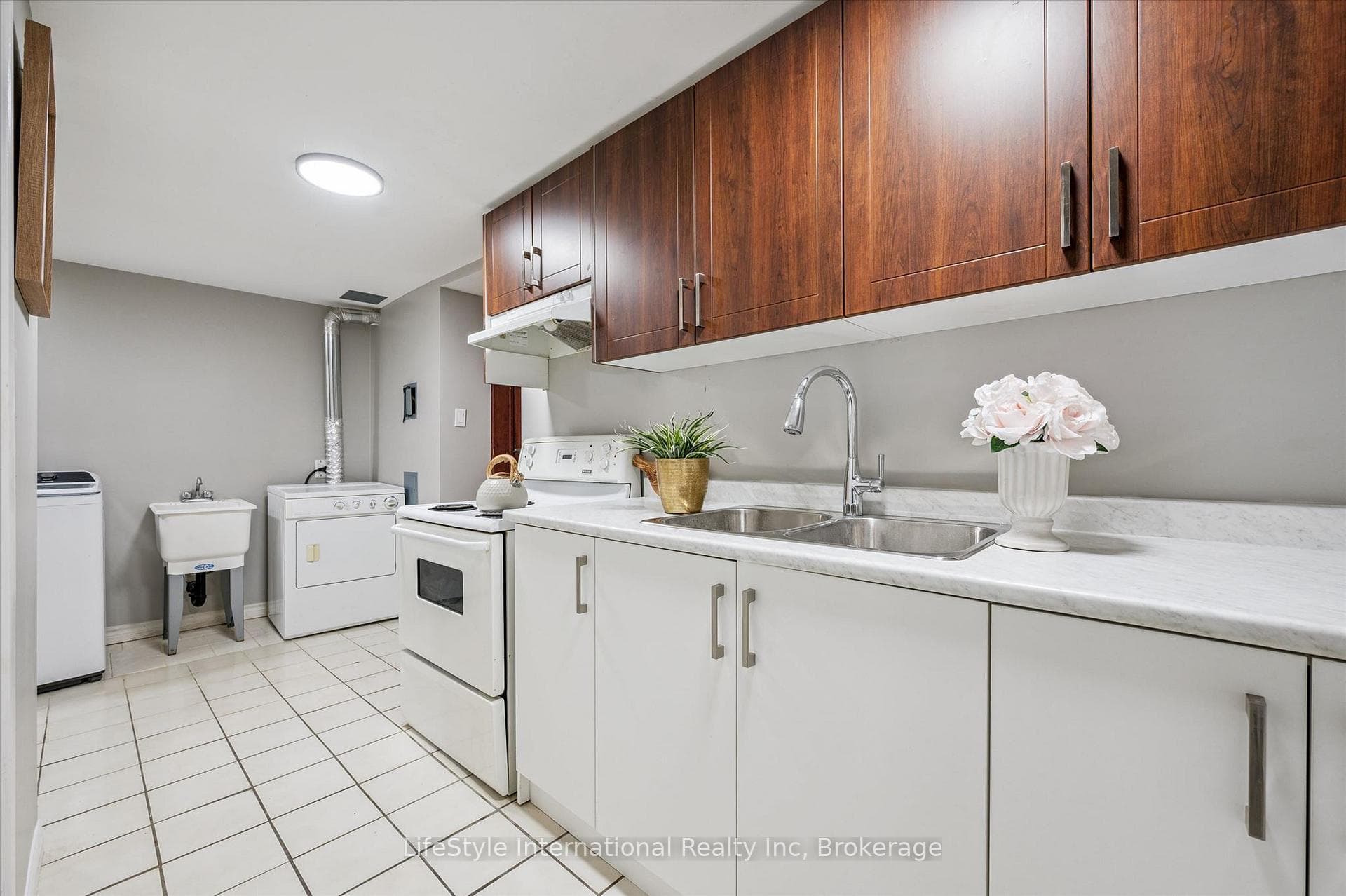 113 Applewood Crescent photo 29
