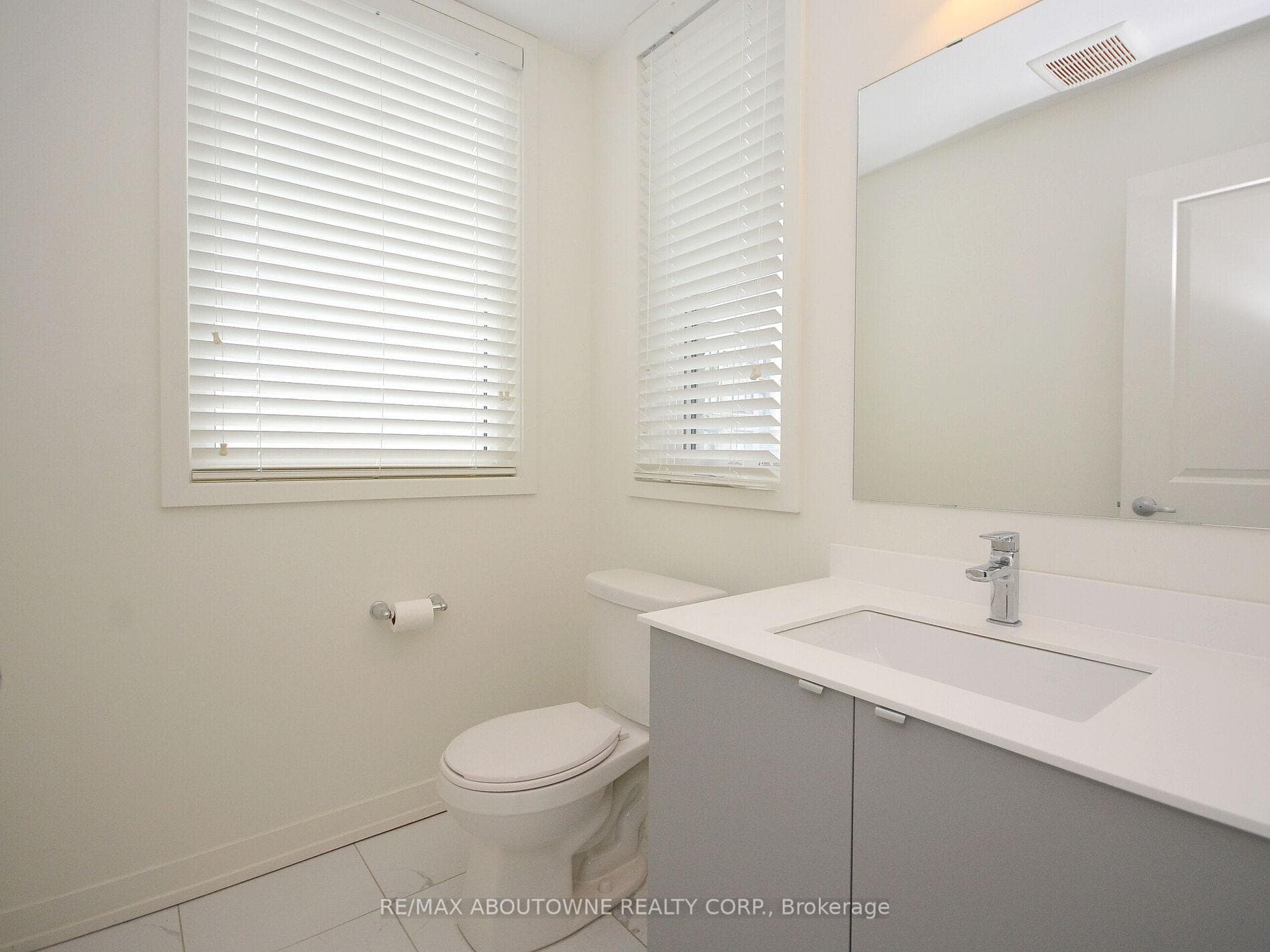 331 Squire Crescent photo 9