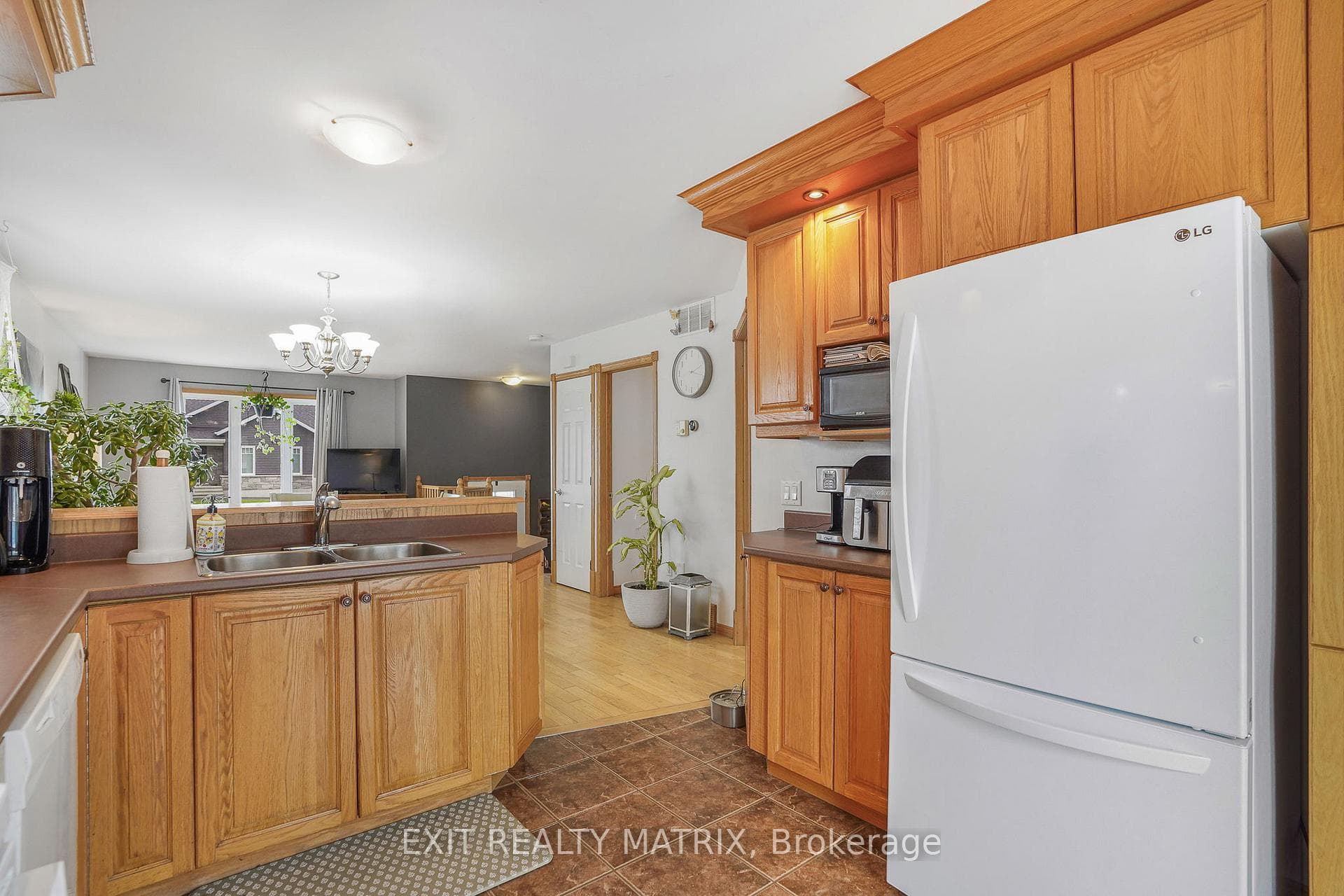 90 Richard Street photo 12