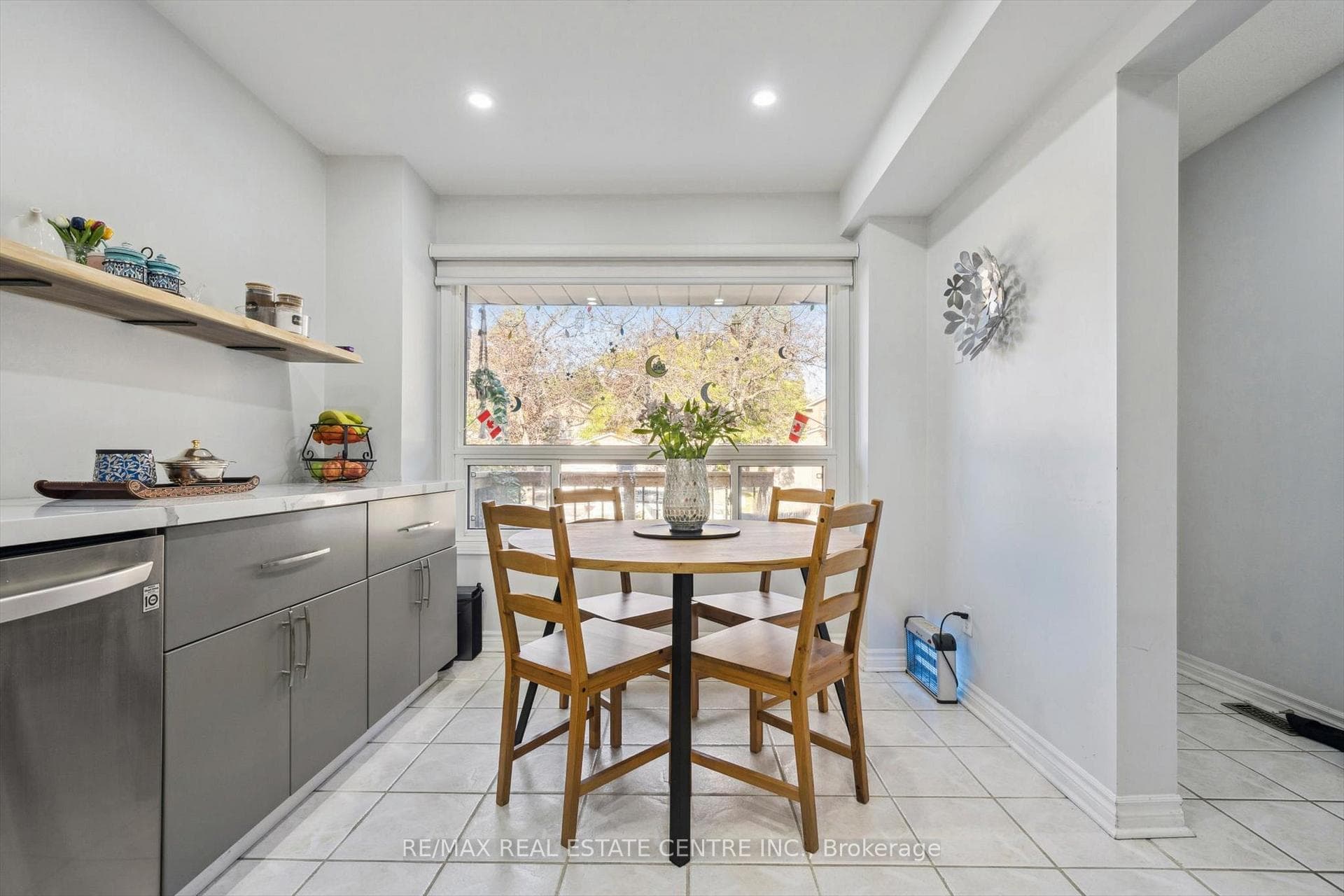 550 Ashprior Avenue photo 7