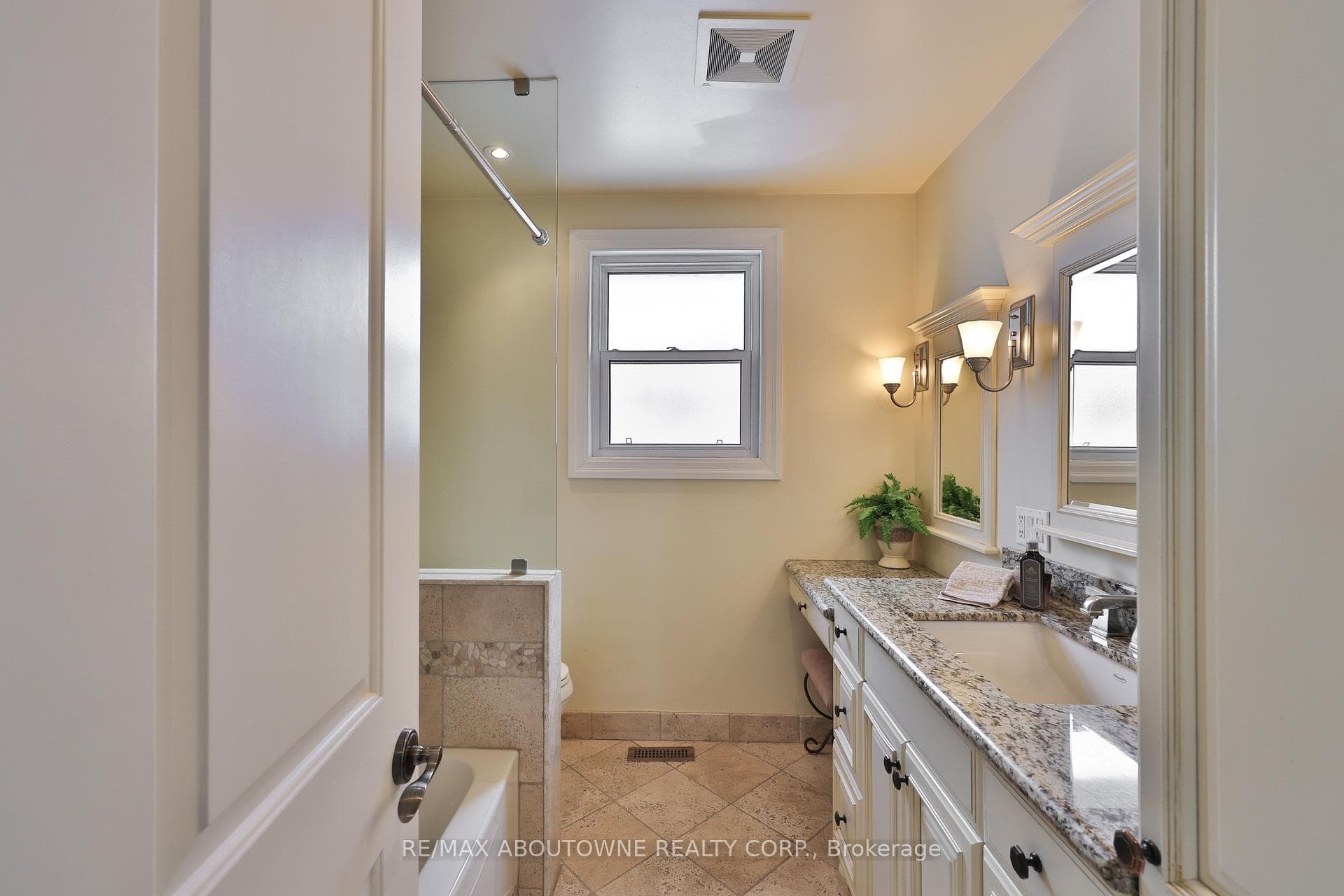 502 Bohemia Crescent photo 30
