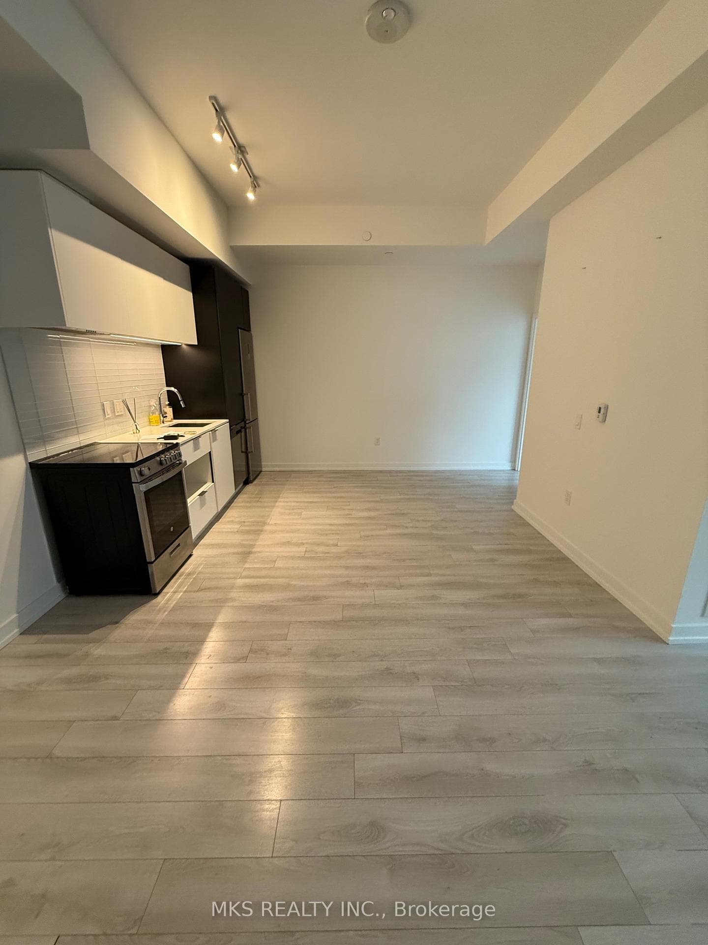 33 Helendale Avenue Unit 411 photo 24