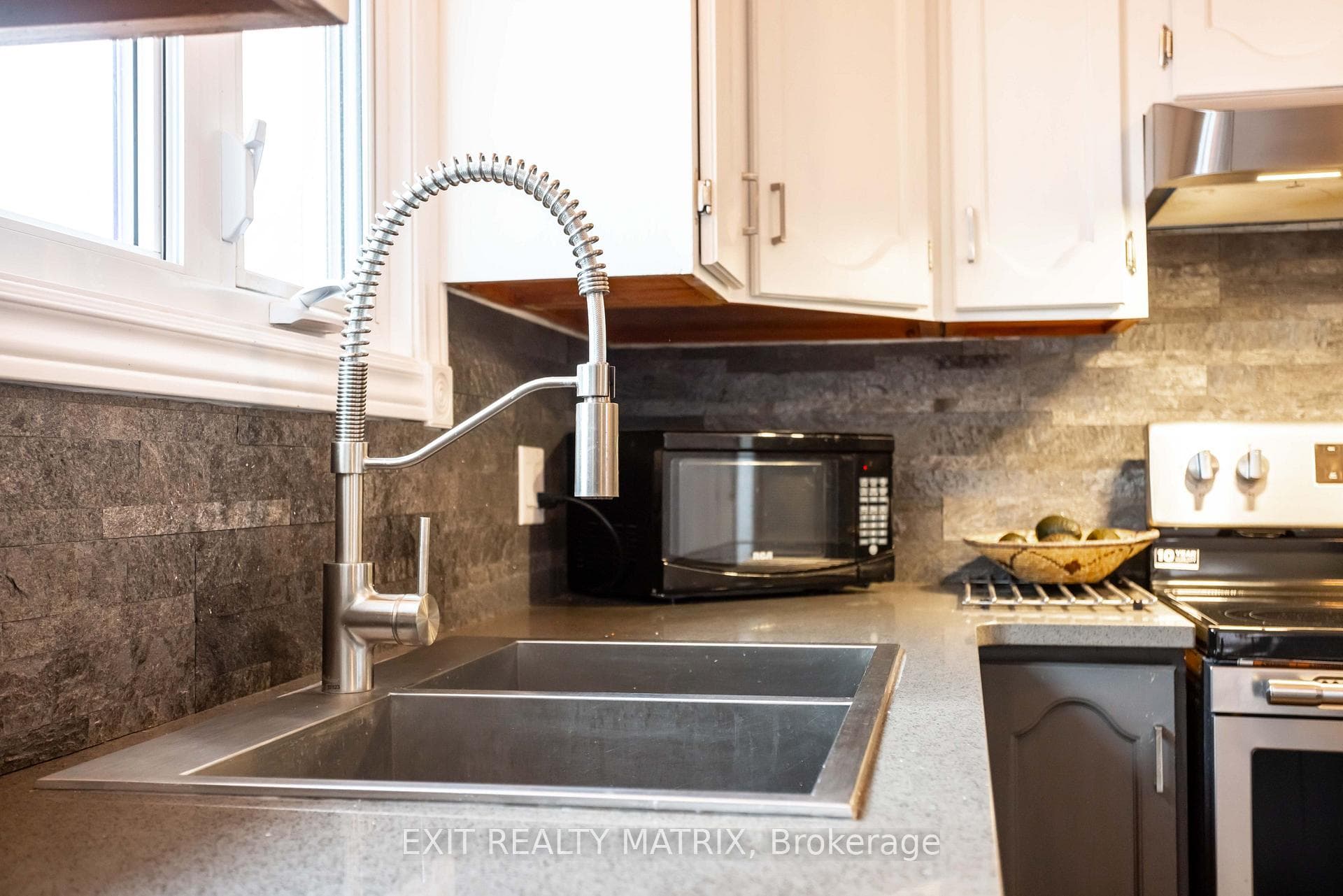 697 Omer Street photo 12