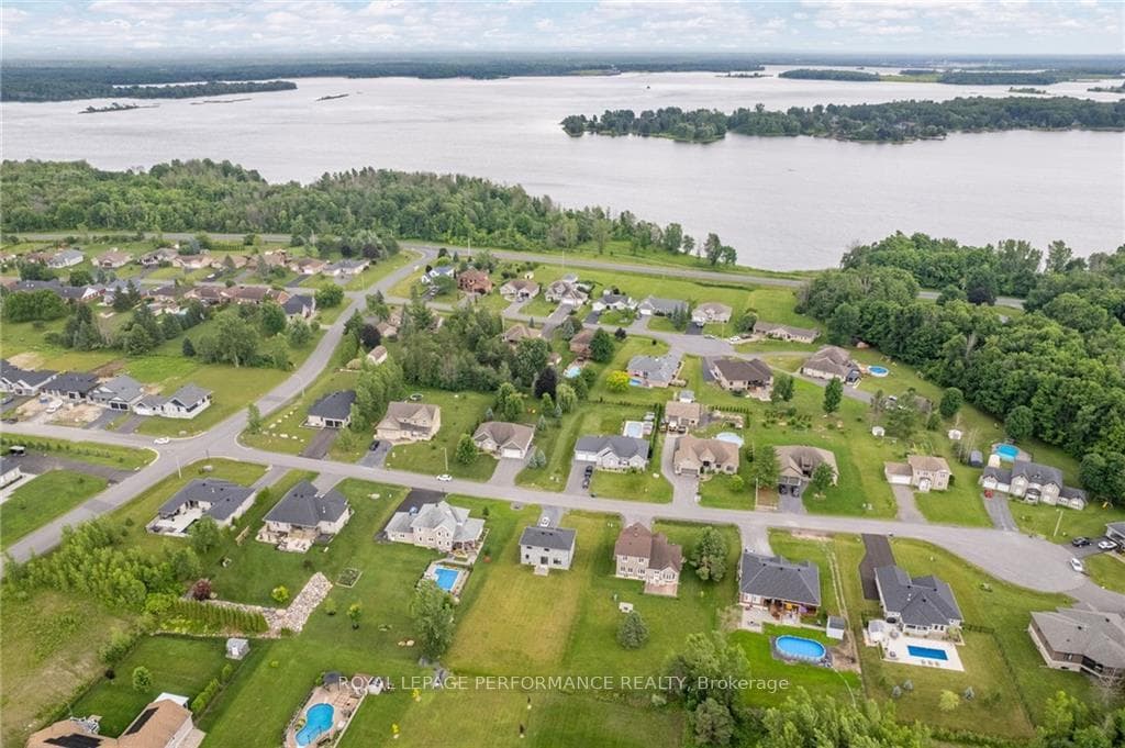5 STRATFORD Boulevard photo 30