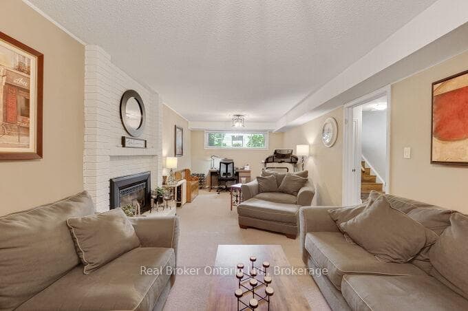 4162 Sutherland Crescent photo 25