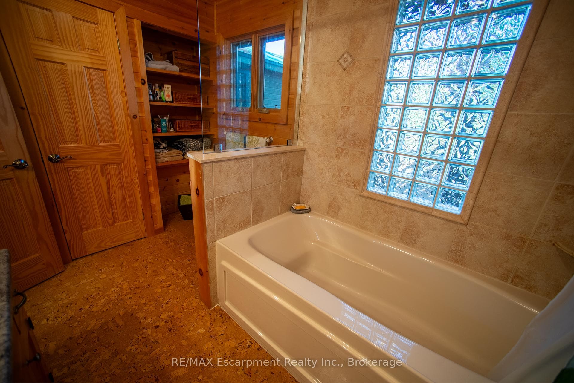 Soaker tub